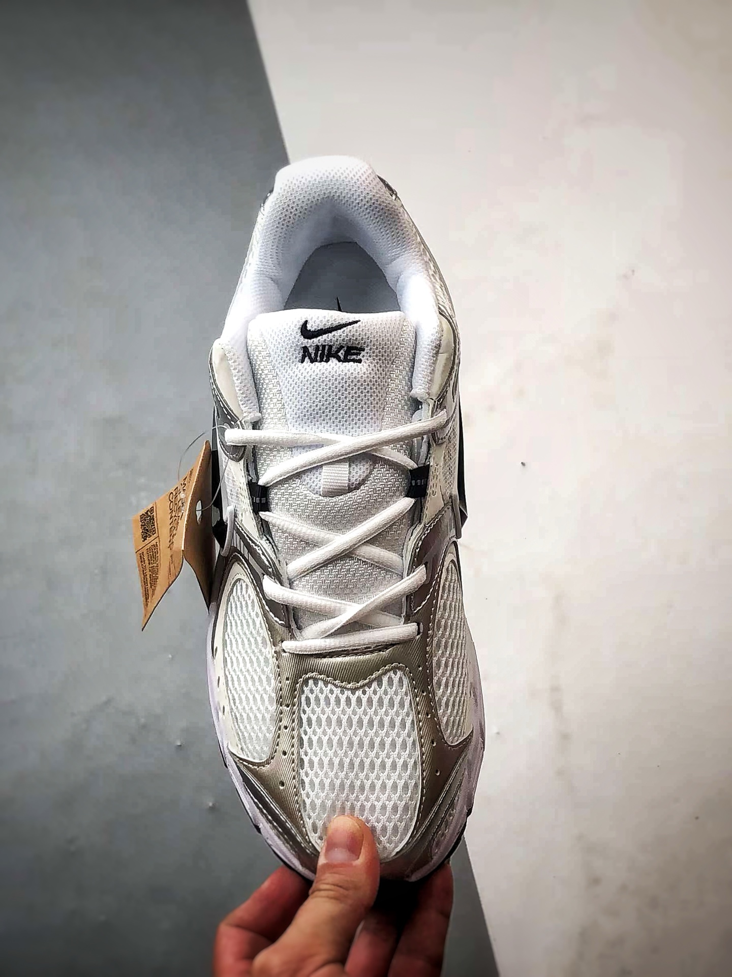 NK V5 RNR系列 白黑银 复古Y3K风格舒适百搭跑步鞋 HQ7901-107-莆田鞋,莆田鞋货源,高仿鞋,高仿鞋货源,安福档口,莆田高仿鞋,莆田鞋批发,高仿鞋批发,莆田高仿运动鞋,高仿运动鞋,莆田运动鞋 NK V5 RNR系列 白黑银 复古Y3K风格舒适百搭跑步鞋 HQ7901-107