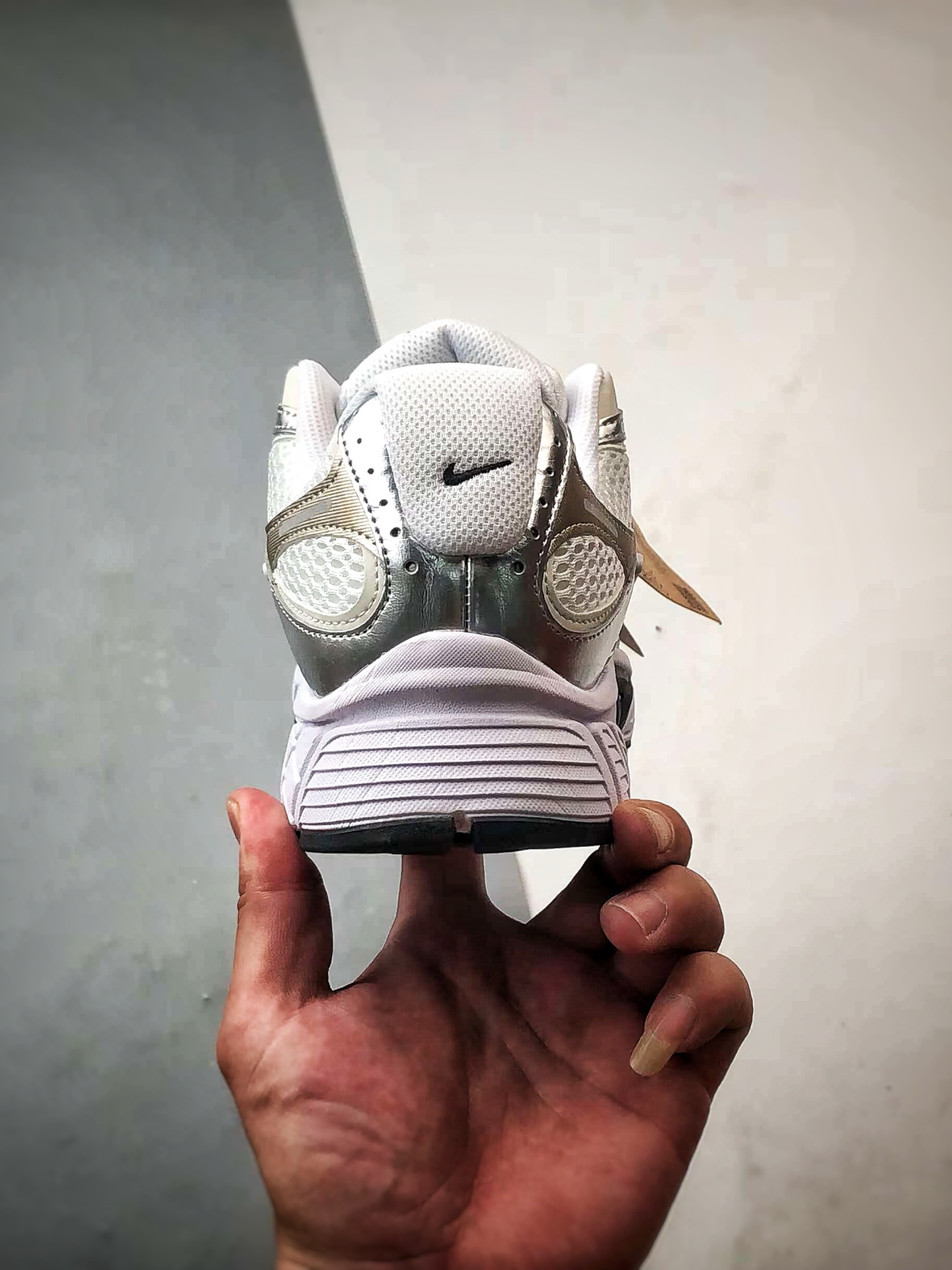 NK V5 RNR系列 白黑银 复古Y3K风格舒适百搭跑步鞋 HQ7901-107-莆田鞋,莆田鞋货源,高仿鞋,高仿鞋货源,安福档口,莆田高仿鞋,莆田鞋批发,高仿鞋批发,莆田高仿运动鞋,高仿运动鞋,莆田运动鞋 NK V5 RNR系列 白黑银 复古Y3K风格舒适百搭跑步鞋 HQ7901-107