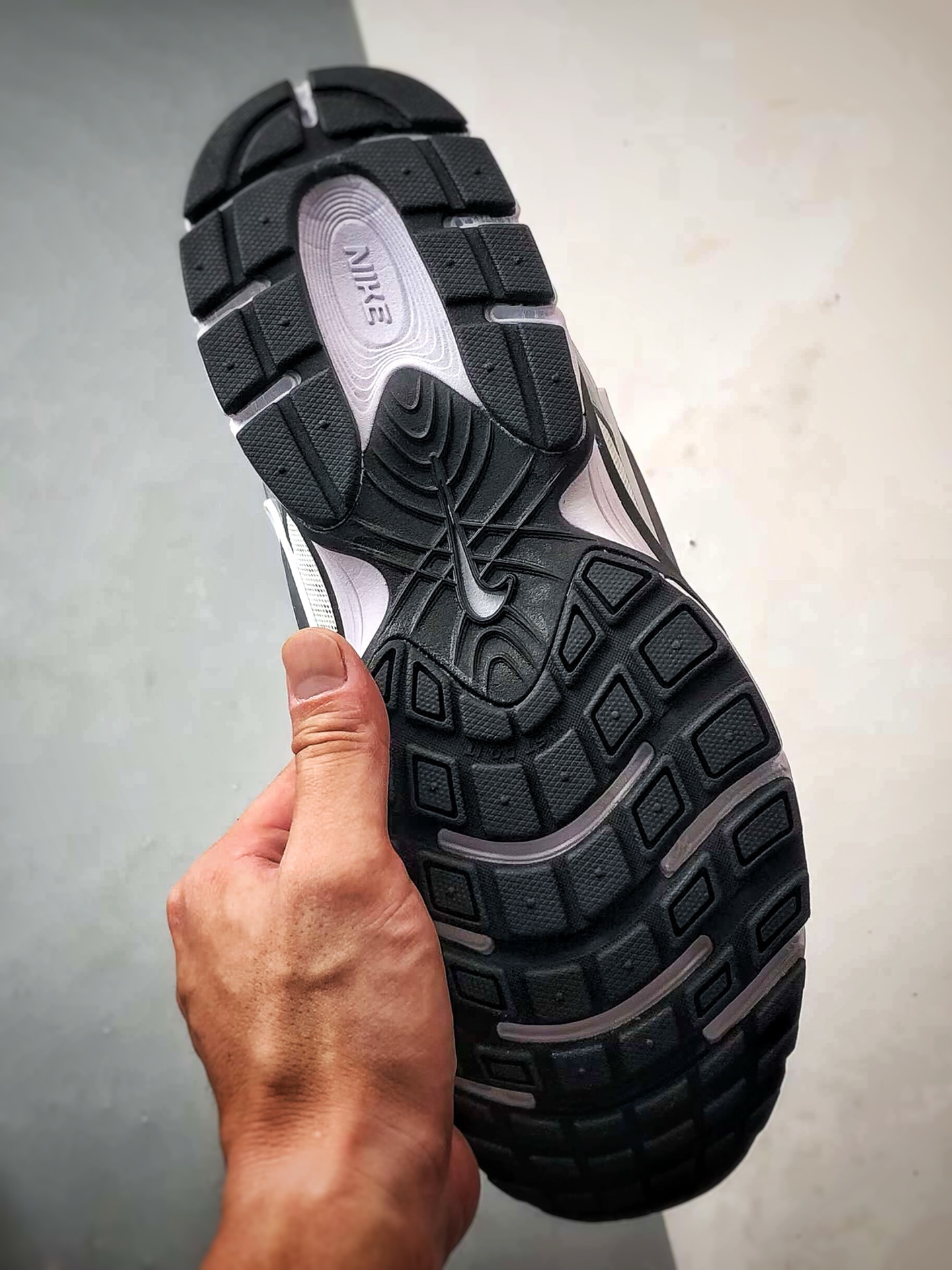 NK V5 RNR系列 白黑银 复古Y3K风格舒适百搭跑步鞋 HQ7901-107-莆田鞋,莆田鞋货源,高仿鞋,高仿鞋货源,安福档口,莆田高仿鞋,莆田鞋批发,高仿鞋批发,莆田高仿运动鞋,高仿运动鞋,莆田运动鞋 NK V5 RNR系列 白黑银 复古Y3K风格舒适百搭跑步鞋 HQ7901-107