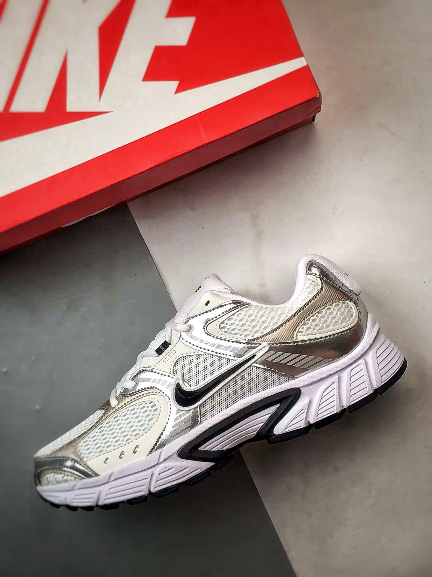 NK V5 RNR系列 白黑银 复古Y3K风格舒适百搭跑步鞋 HQ7901-107-莆田鞋,莆田鞋货源,高仿鞋,高仿鞋货源,安福档口,莆田高仿鞋,莆田鞋批发,高仿鞋批发,莆田高仿运动鞋,高仿运动鞋,莆田运动鞋 NK V5 RNR系列 白黑银 复古Y3K风格舒适百搭跑步鞋 HQ7901-107