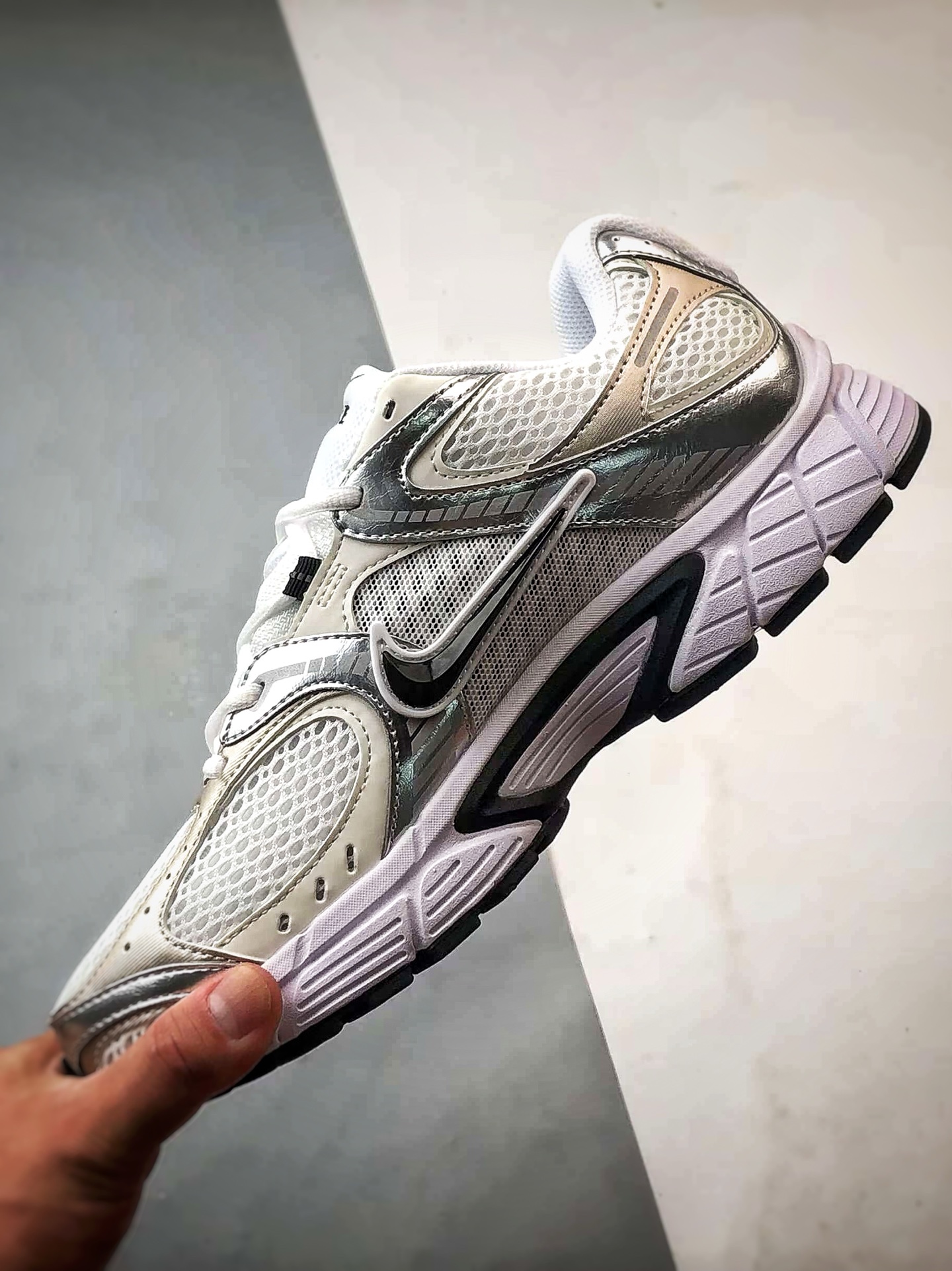 NK V5 RNR系列 白黑银 复古Y3K风格舒适百搭跑步鞋 HQ7901-107-莆田鞋,莆田鞋货源,高仿鞋,高仿鞋货源,安福档口,莆田高仿鞋,莆田鞋批发,高仿鞋批发,莆田高仿运动鞋,高仿运动鞋,莆田运动鞋 NK V5 RNR系列 白黑银 复古Y3K风格舒适百搭跑步鞋 HQ7901-107