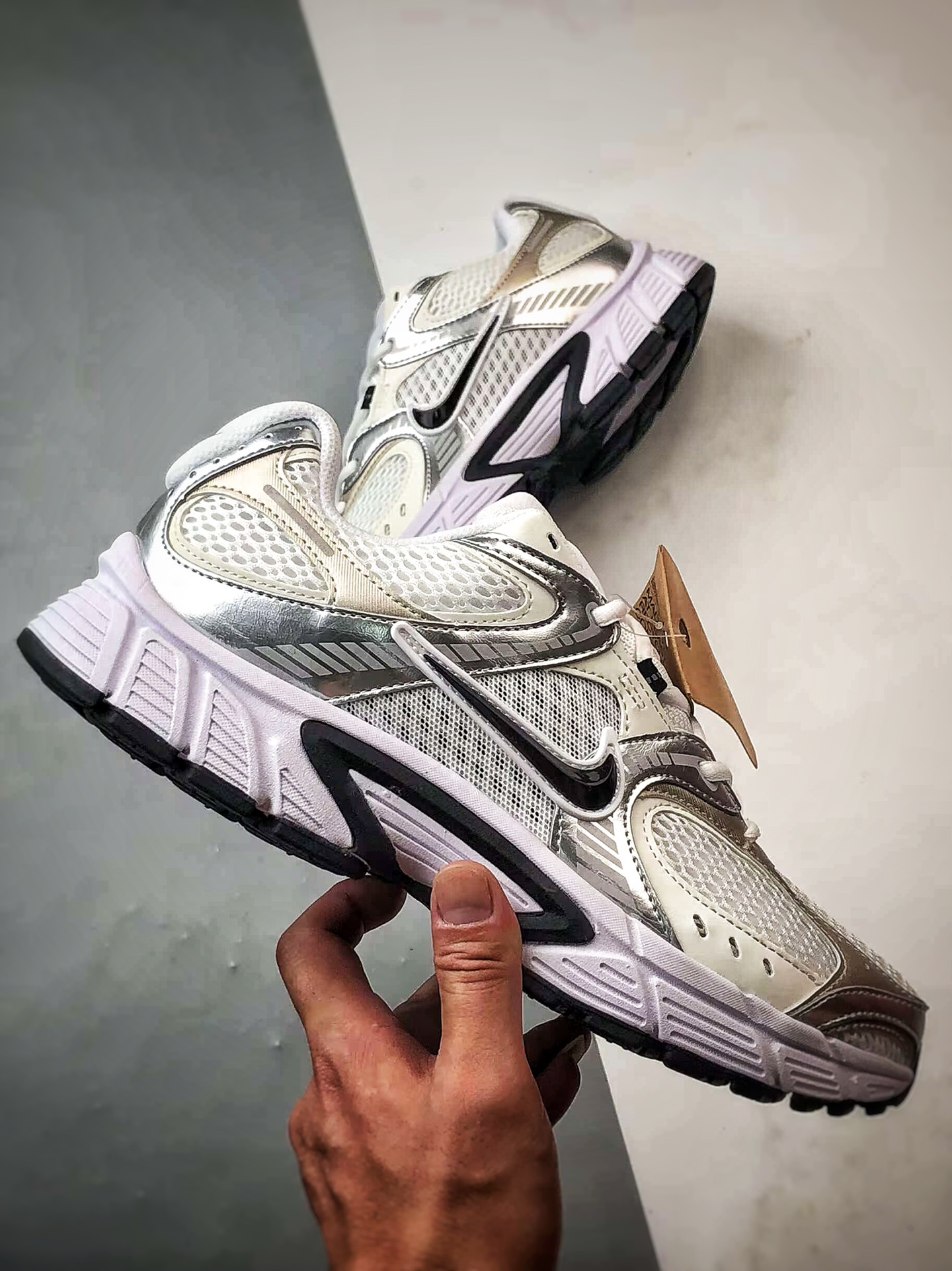 NK V5 RNR系列 白黑银 复古Y3K风格舒适百搭跑步鞋 HQ7901-107-莆田鞋,莆田鞋货源,高仿鞋,高仿鞋货源,安福档口,莆田高仿鞋,莆田鞋批发,高仿鞋批发,莆田高仿运动鞋,高仿运动鞋,莆田运动鞋 NK V5 RNR系列 白黑银 复古Y3K风格舒适百搭跑步鞋 HQ7901-107