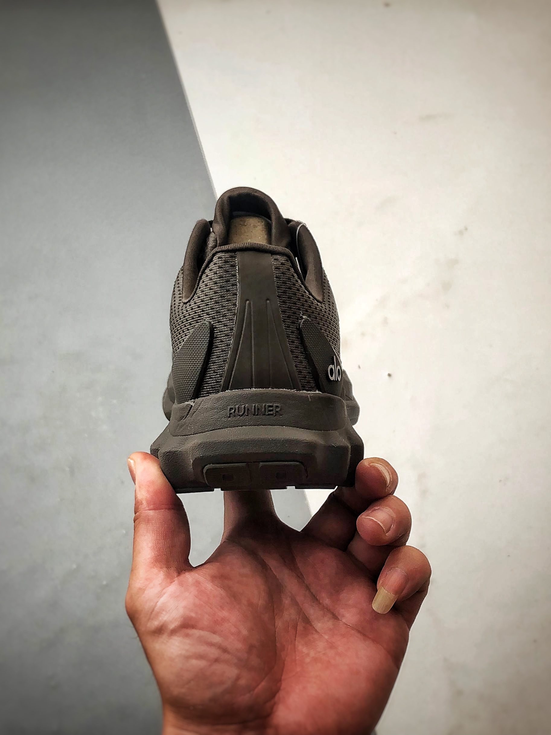 200 alo yoga Alo Runner 棕色 舒适百搭透气低帮跑步鞋-Chinese UA Cheap High Quatity Brand Clothes Bags handbags Sneakers wholesale wholesaler seller from China Factory suppliers Fashion Clothing Shoes best Quality Beautiful Price 200 alo yoga Alo Runner 棕色 舒适百搭透气低帮跑步鞋