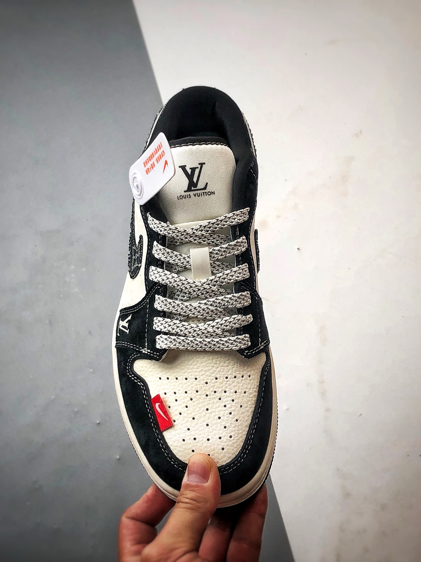 Air Jordan 1 Low ”高端定制” LV印花米白黑牛仔 YX5066-369-莆田鞋,莆田鞋货源,高仿鞋,高仿鞋货源,安福档口,莆田高仿鞋,莆田鞋批发,高仿鞋批发,莆田高仿运动鞋,高仿运动鞋,莆田运动鞋 Air Jordan 1 Low ”高端定制” LV印花米白黑牛仔 YX5066-369