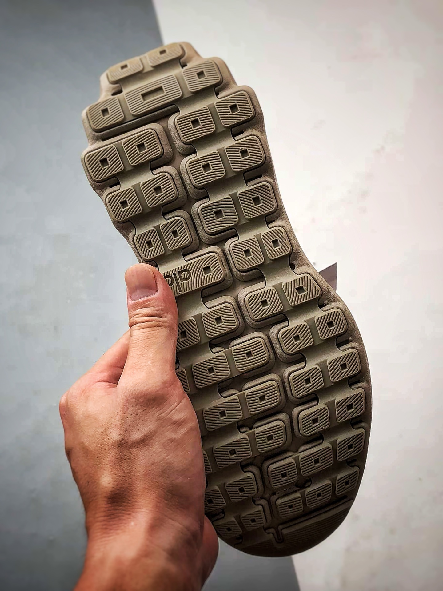 200 alo yoga Alo Runner 灰褐色 舒适百搭透气低帮跑步鞋-Chinese UA Cheap High Quatity Brand Clothes Bags handbags Sneakers wholesale wholesaler seller from China Factory suppliers Fashion Clothing Shoes best Quality Beautiful Price 200 alo yoga Alo Runner 灰褐色 舒适百搭透气低帮跑步鞋