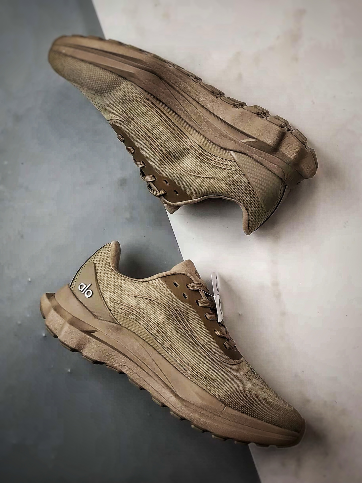 200 alo yoga Alo Runner 灰褐色 舒适百搭透气低帮跑步鞋-Chinese UA Cheap High Quatity Brand Clothes Bags handbags Sneakers wholesale wholesaler seller from China Factory suppliers Fashion Clothing Shoes best Quality Beautiful Price 200 alo yoga Alo Runner 灰褐色 舒适百搭透气低帮跑步鞋