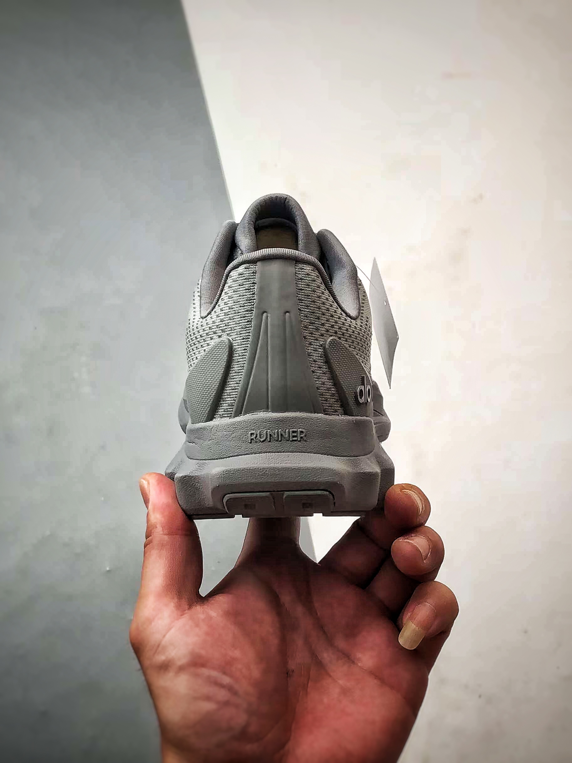 200 alo yoga Alo Runner 灰色 舒适百搭透气低帮跑步鞋-Chinese UA Cheap High Quatity Brand Clothes Bags handbags Sneakers wholesale wholesaler seller from China Factory suppliers Fashion Clothing Shoes best Quality Beautiful Price 200 alo yoga Alo Runner 灰色 舒适百搭透气低帮跑步鞋