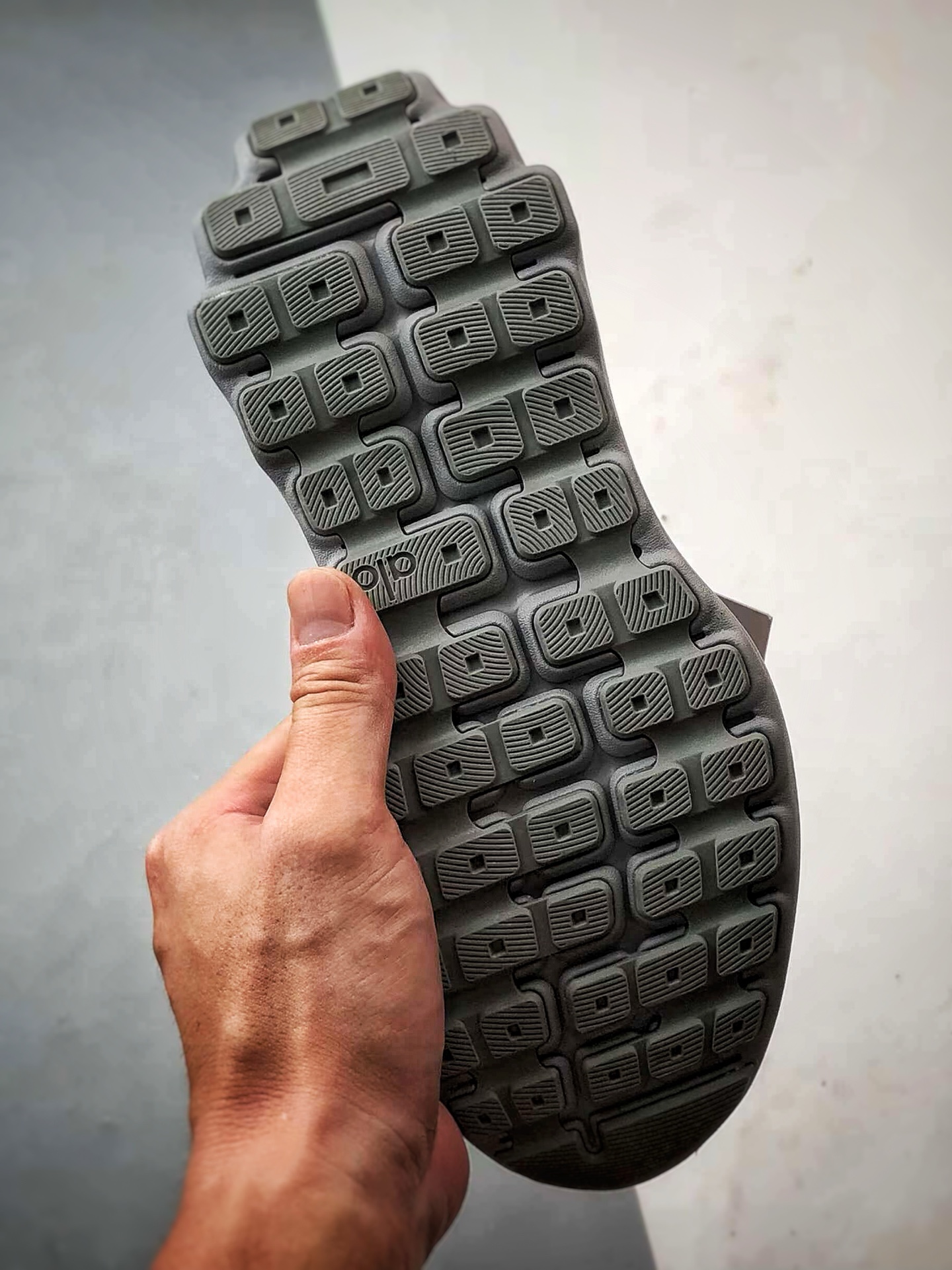 200 alo yoga Alo Runner 灰色 舒适百搭透气低帮跑步鞋-Chinese UA Cheap High Quatity Brand Clothes Bags handbags Sneakers wholesale wholesaler seller from China Factory suppliers Fashion Clothing Shoes best Quality Beautiful Price 200 alo yoga Alo Runner 灰色 舒适百搭透气低帮跑步鞋