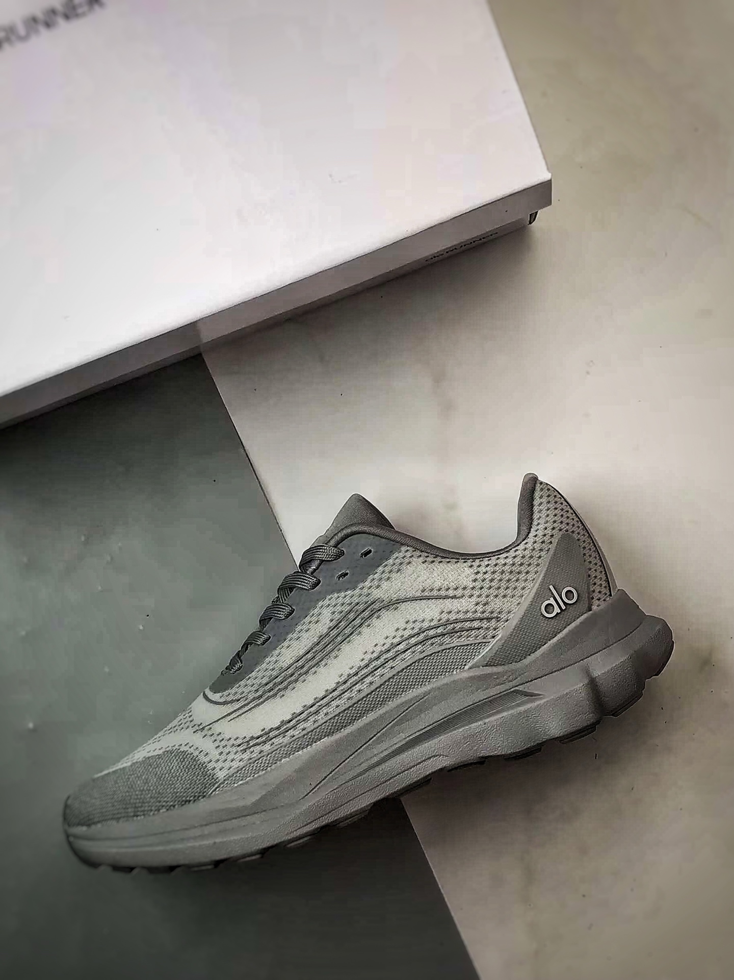 200 alo yoga Alo Runner 灰色 舒适百搭透气低帮跑步鞋-Chinese UA Cheap High Quatity Brand Clothes Bags handbags Sneakers wholesale wholesaler seller from China Factory suppliers Fashion Clothing Shoes best Quality Beautiful Price 200 alo yoga Alo Runner 灰色 舒适百搭透气低帮跑步鞋