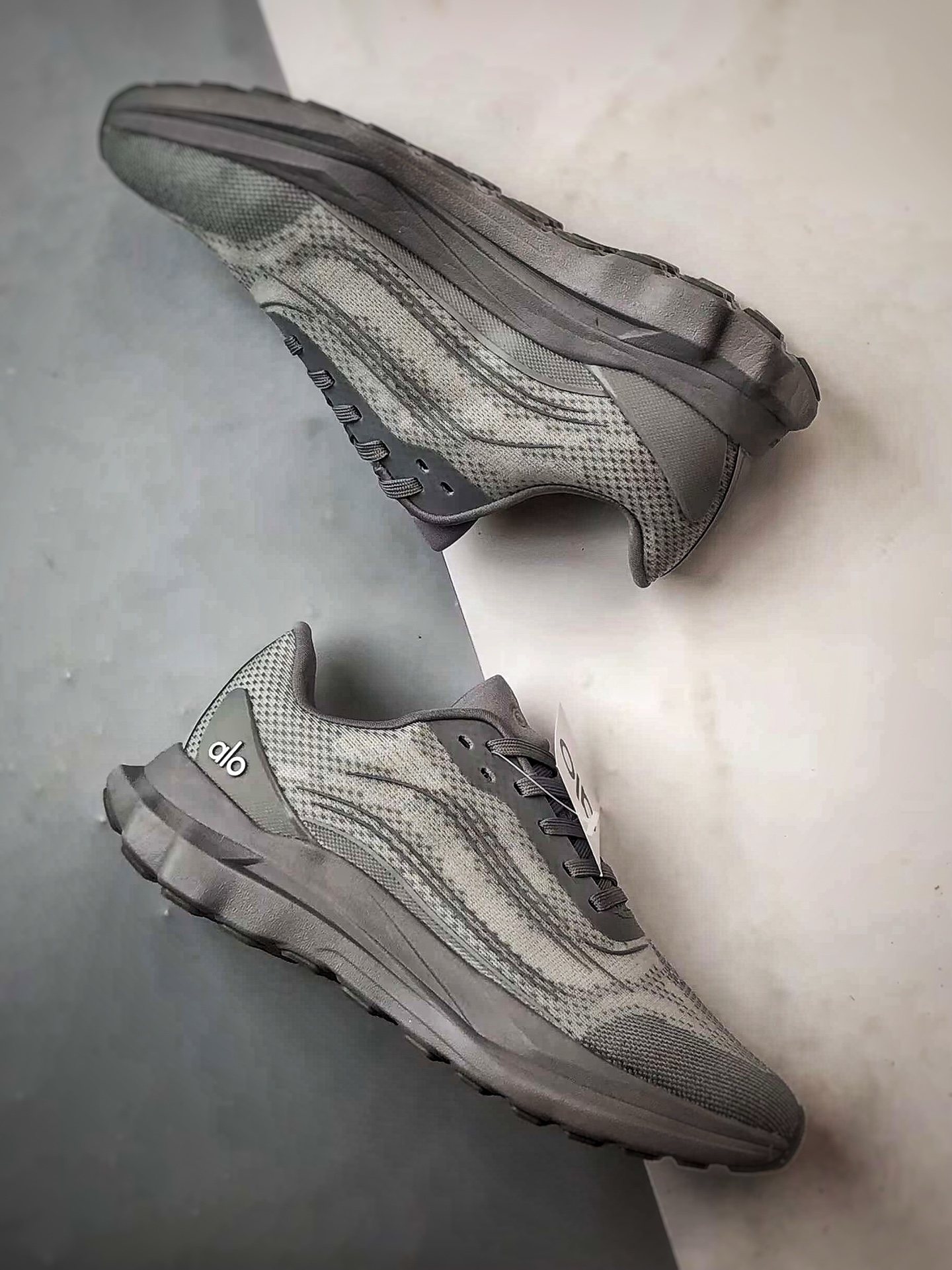 200 alo yoga Alo Runner 灰色 舒适百搭透气低帮跑步鞋-Chinese UA Cheap High Quatity Brand Clothes Bags handbags Sneakers wholesale wholesaler seller from China Factory suppliers Fashion Clothing Shoes best Quality Beautiful Price 200 alo yoga Alo Runner 灰色 舒适百搭透气低帮跑步鞋