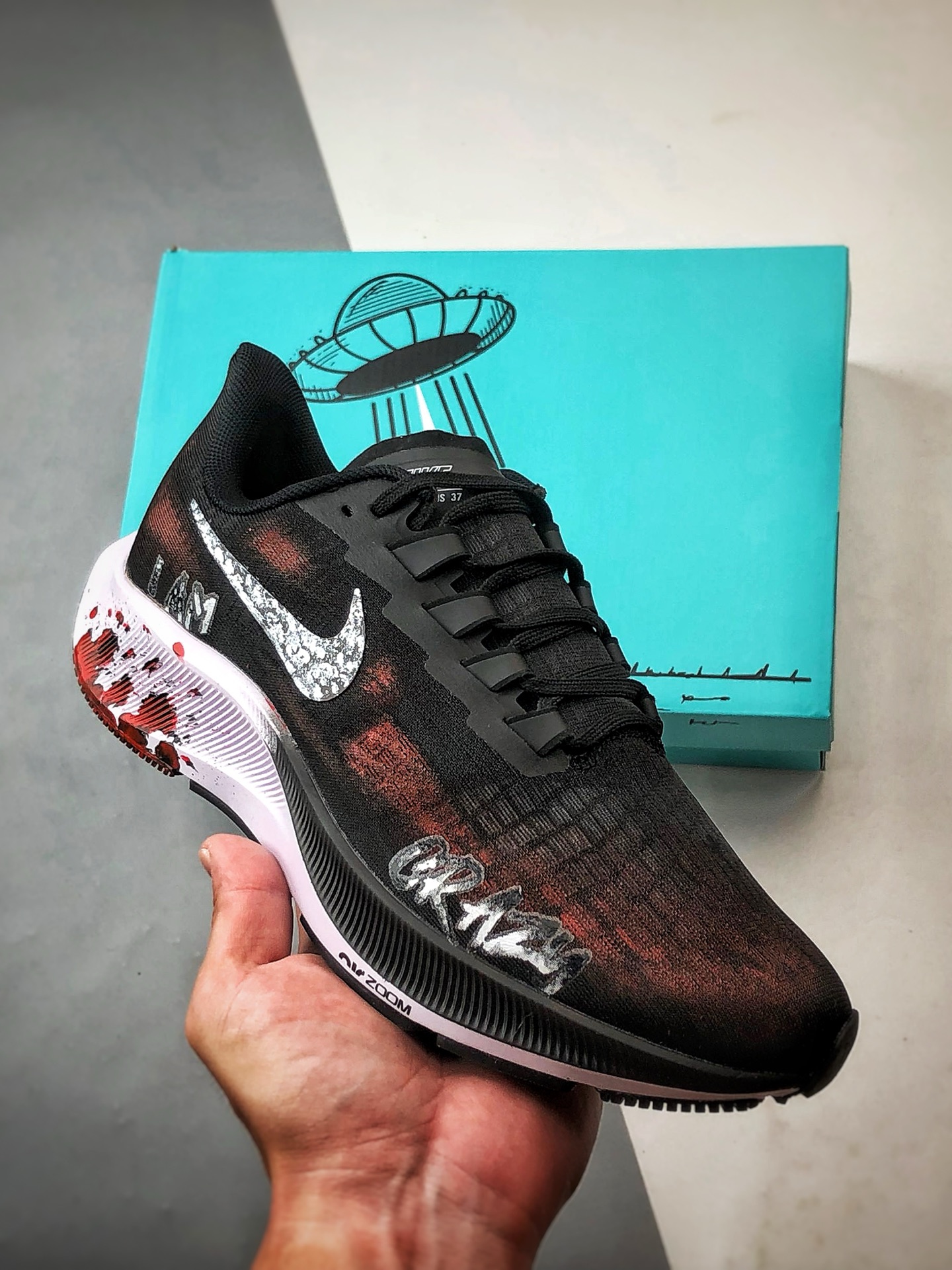 定制球鞋 Air Zoom Pegasus 37 虐杀原形 黑白红手绘 潮流简约百搭低帮跑步鞋 BQ9647-022