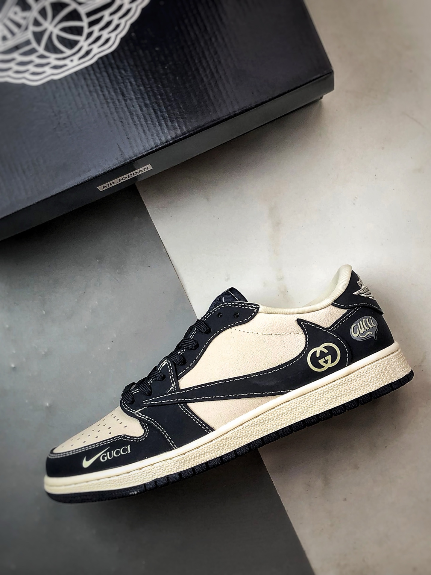 Air Jordan 1 Low ”高端定制” 古驰米白黑倒钩 LD2025-027-莆田鞋,莆田鞋货源,高仿鞋,高仿鞋货源,安福档口,莆田高仿鞋,莆田鞋批发,高仿鞋批发,莆田高仿运动鞋,高仿运动鞋,莆田运动鞋 Air Jordan 1 Low ”高端定制” 古驰米白黑倒钩 LD2025-027