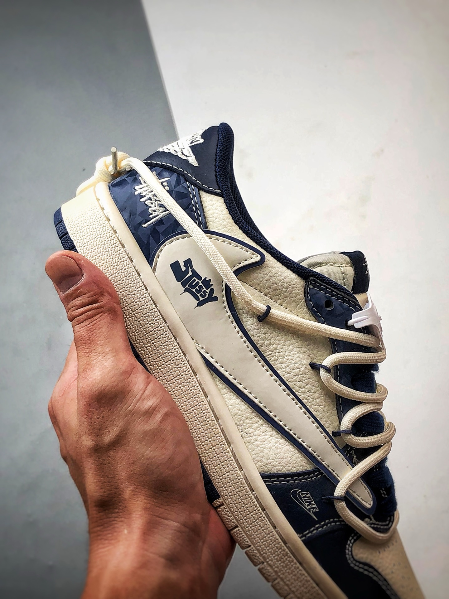 Air Jordan 1 Low ”高端定制” 斯图西米白深蓝倒钩解构 DM6868-111-莆田鞋,莆田鞋货源,高仿鞋,高仿鞋货源,安福档口,莆田高仿鞋,莆田鞋批发,高仿鞋批发,莆田高仿运动鞋,高仿运动鞋,莆田运动鞋 Air Jordan 1 Low ”高端定制” 斯图西米白深蓝倒钩解构 DM6868-111