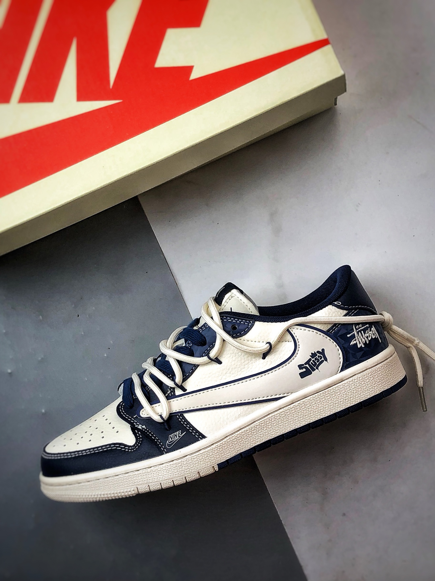 Air Jordan 1 Low ”高端定制” 斯图西米白深蓝倒钩解构 DM6868-111-莆田鞋,莆田鞋货源,高仿鞋,高仿鞋货源,安福档口,莆田高仿鞋,莆田鞋批发,高仿鞋批发,莆田高仿运动鞋,高仿运动鞋,莆田运动鞋 Air Jordan 1 Low ”高端定制” 斯图西米白深蓝倒钩解构 DM6868-111