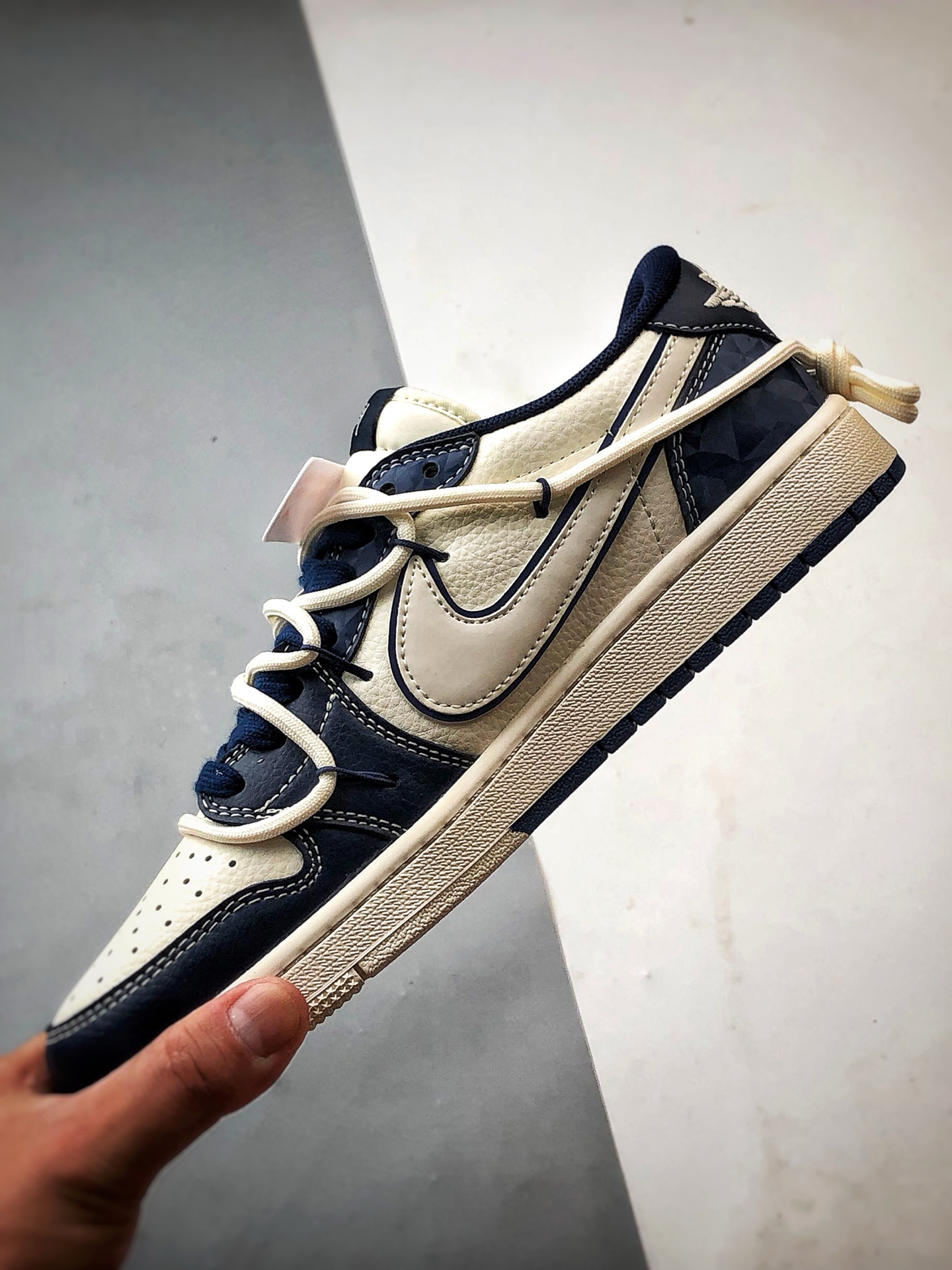 Air Jordan 1 Low ”高端定制” 斯图西米白深蓝倒钩解构 DM6868-111-莆田鞋,莆田鞋货源,高仿鞋,高仿鞋货源,安福档口,莆田高仿鞋,莆田鞋批发,高仿鞋批发,莆田高仿运动鞋,高仿运动鞋,莆田运动鞋 Air Jordan 1 Low ”高端定制” 斯图西米白深蓝倒钩解构 DM6868-111