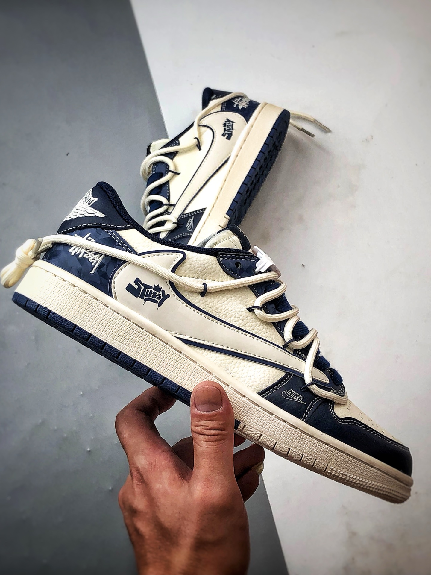 Air Jordan 1 Low ”高端定制” 斯图西米白深蓝倒钩解构 DM6868-111-莆田鞋,莆田鞋货源,高仿鞋,高仿鞋货源,安福档口,莆田高仿鞋,莆田鞋批发,高仿鞋批发,莆田高仿运动鞋,高仿运动鞋,莆田运动鞋 Air Jordan 1 Low ”高端定制” 斯图西米白深蓝倒钩解构 DM6868-111
