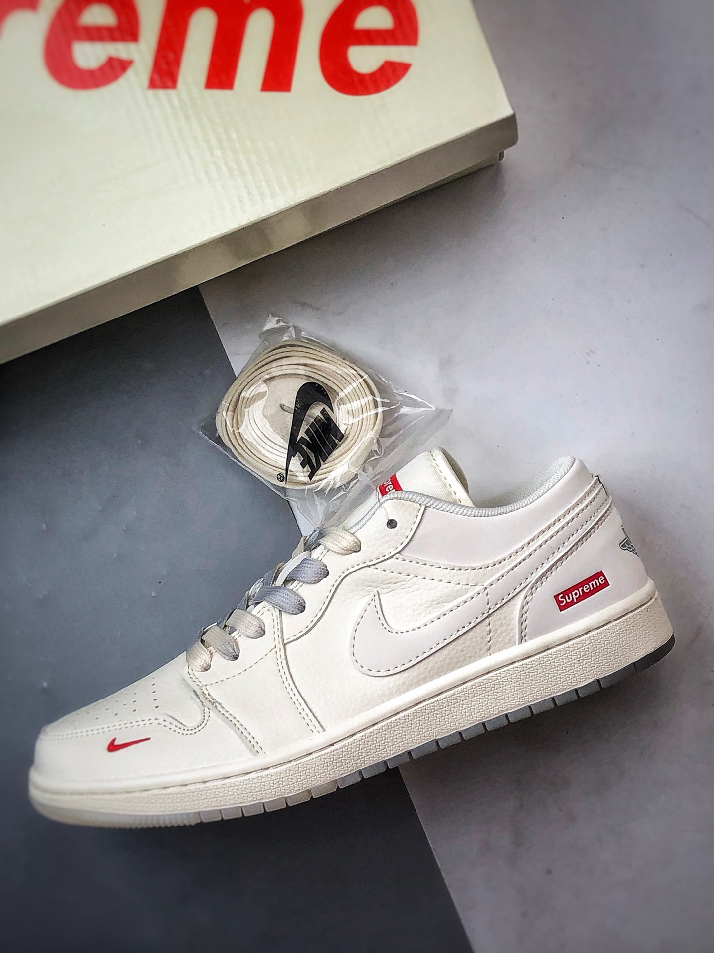 Air Jordan 1 Low ”高端定制” Sup反光米白 XX3168-175-莆田鞋,莆田鞋货源,高仿鞋,高仿鞋货源,安福档口,莆田高仿鞋,莆田鞋批发,高仿鞋批发,莆田高仿运动鞋,高仿运动鞋,莆田运动鞋 Air Jordan 1 Low ”高端定制” Sup反光米白 XX3168-175