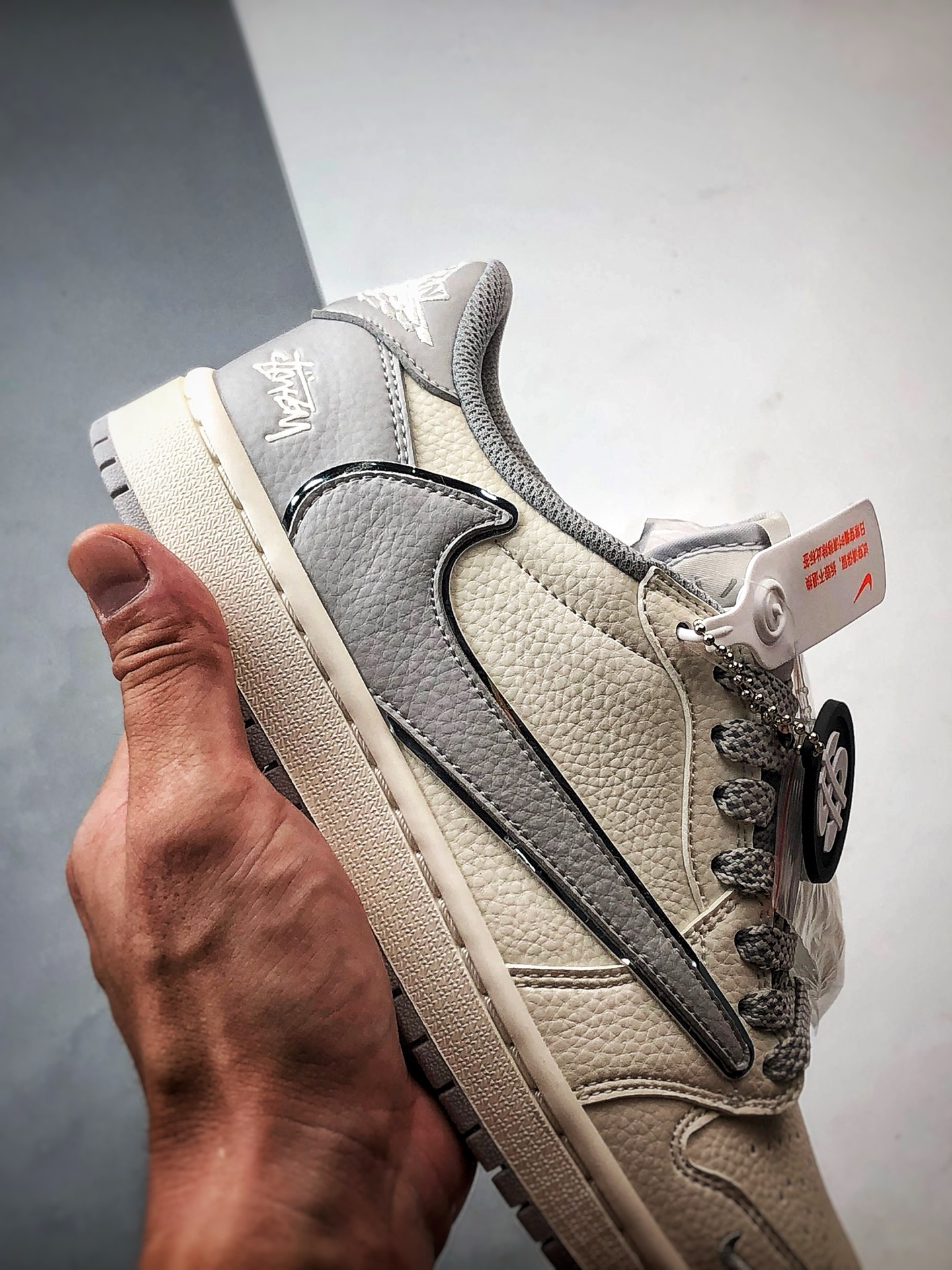 Air Jordan 1 Low ”高端定制” 斯图西米白灰倒钩 ST5696-262-莆田鞋,莆田鞋货源,高仿鞋,高仿鞋货源,安福档口,莆田高仿鞋,莆田鞋批发,高仿鞋批发,莆田高仿运动鞋,高仿运动鞋,莆田运动鞋 Air Jordan 1 Low ”高端定制” 斯图西米白灰倒钩 ST5696-262