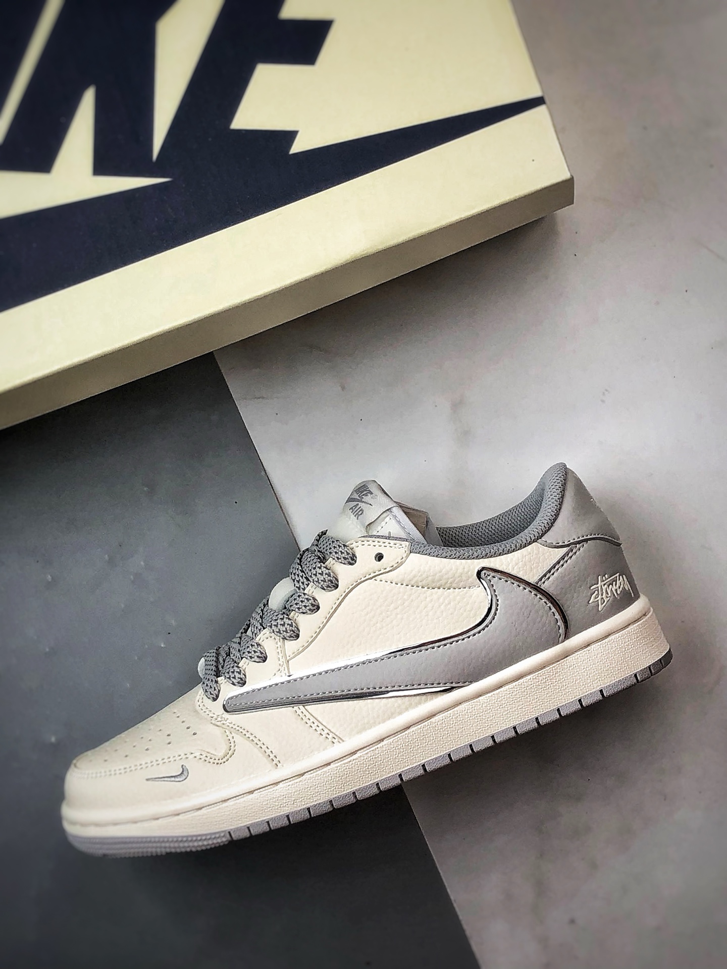 Air Jordan 1 Low ”高端定制” 斯图西米白灰倒钩 ST5696-262-莆田鞋,莆田鞋货源,高仿鞋,高仿鞋货源,安福档口,莆田高仿鞋,莆田鞋批发,高仿鞋批发,莆田高仿运动鞋,高仿运动鞋,莆田运动鞋 Air Jordan 1 Low ”高端定制” 斯图西米白灰倒钩 ST5696-262