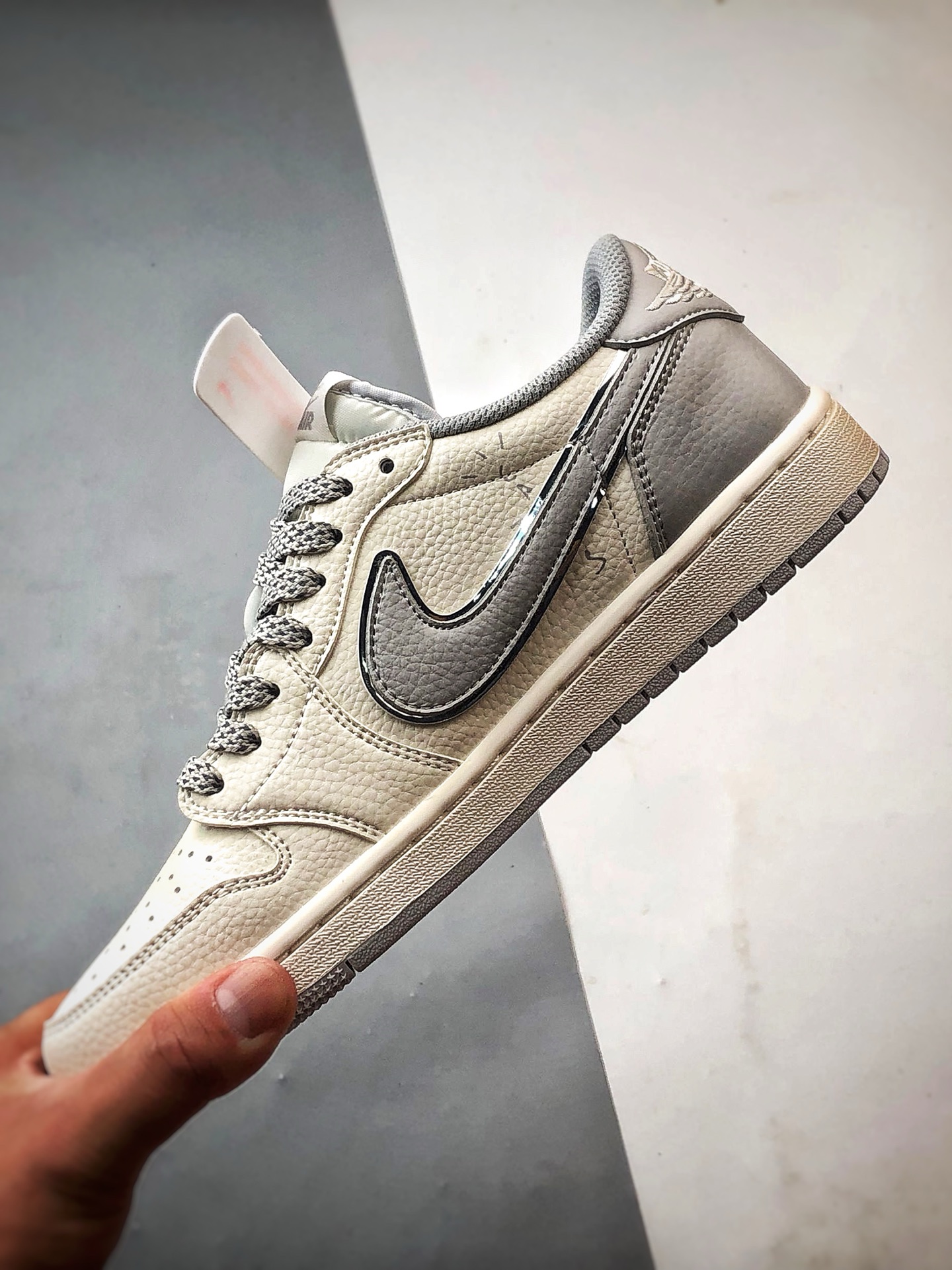 Air Jordan 1 Low ”高端定制” 斯图西米白灰倒钩 ST5696-262-莆田鞋,莆田鞋货源,高仿鞋,高仿鞋货源,安福档口,莆田高仿鞋,莆田鞋批发,高仿鞋批发,莆田高仿运动鞋,高仿运动鞋,莆田运动鞋 Air Jordan 1 Low ”高端定制” 斯图西米白灰倒钩 ST5696-262