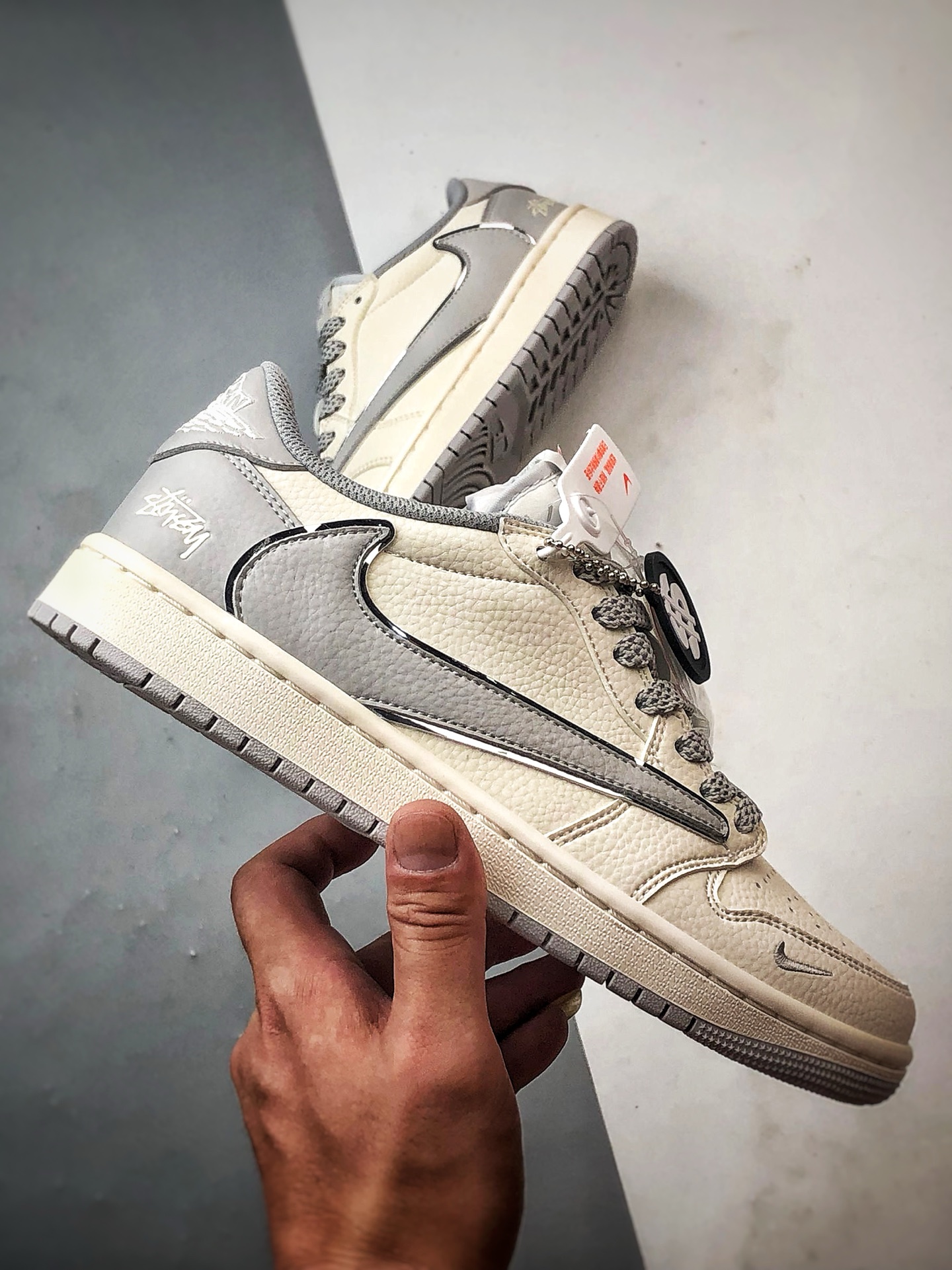 Air Jordan 1 Low ”高端定制” 斯图西米白灰倒钩 ST5696-262-莆田鞋,莆田鞋货源,高仿鞋,高仿鞋货源,安福档口,莆田高仿鞋,莆田鞋批发,高仿鞋批发,莆田高仿运动鞋,高仿运动鞋,莆田运动鞋 Air Jordan 1 Low ”高端定制” 斯图西米白灰倒钩 ST5696-262