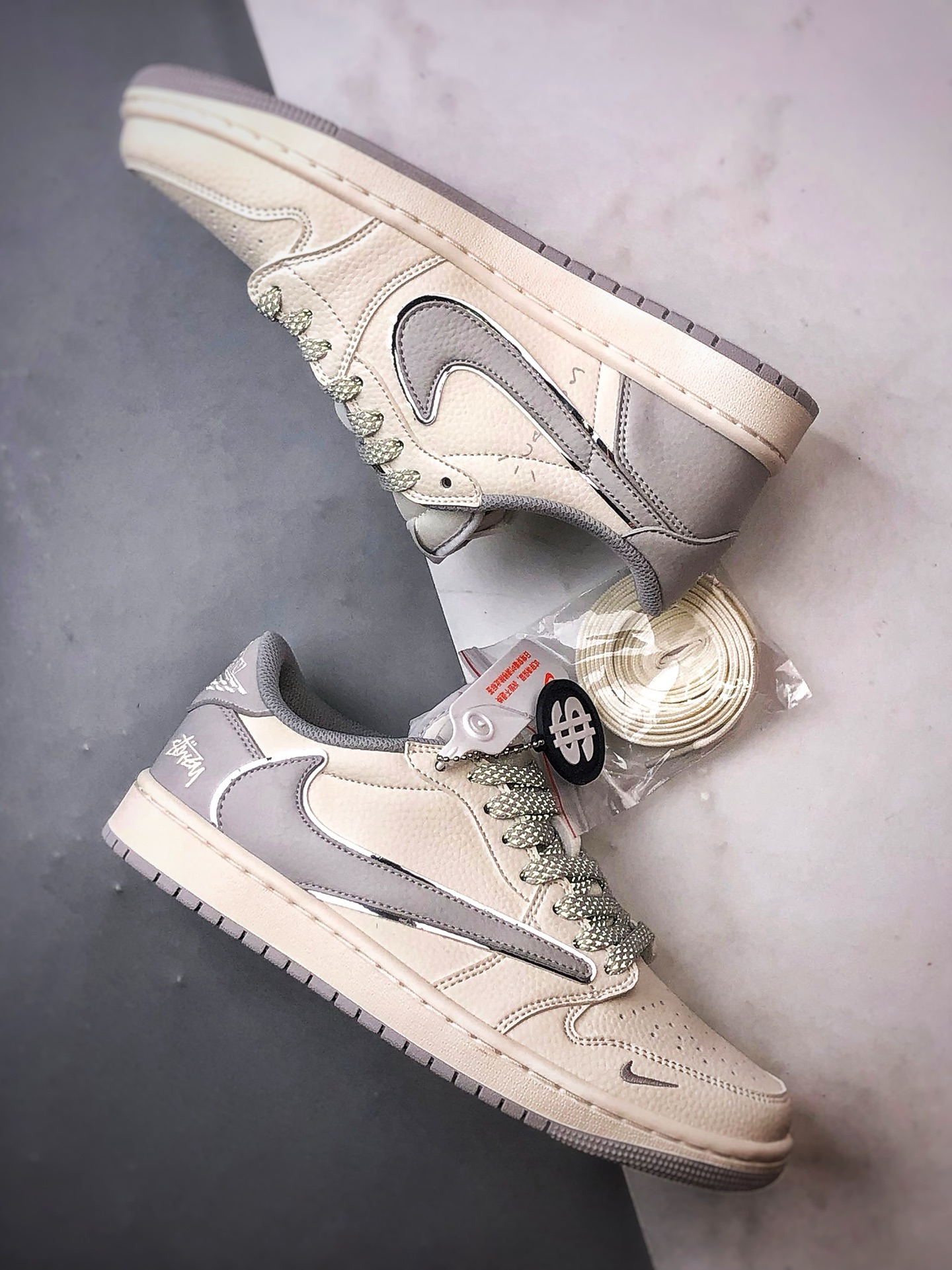 Air Jordan 1 Low ”高端定制” 斯图西米白灰倒钩 ST5696-262-莆田鞋,莆田鞋货源,高仿鞋,高仿鞋货源,安福档口,莆田高仿鞋,莆田鞋批发,高仿鞋批发,莆田高仿运动鞋,高仿运动鞋,莆田运动鞋 Air Jordan 1 Low ”高端定制” 斯图西米白灰倒钩 ST5696-262