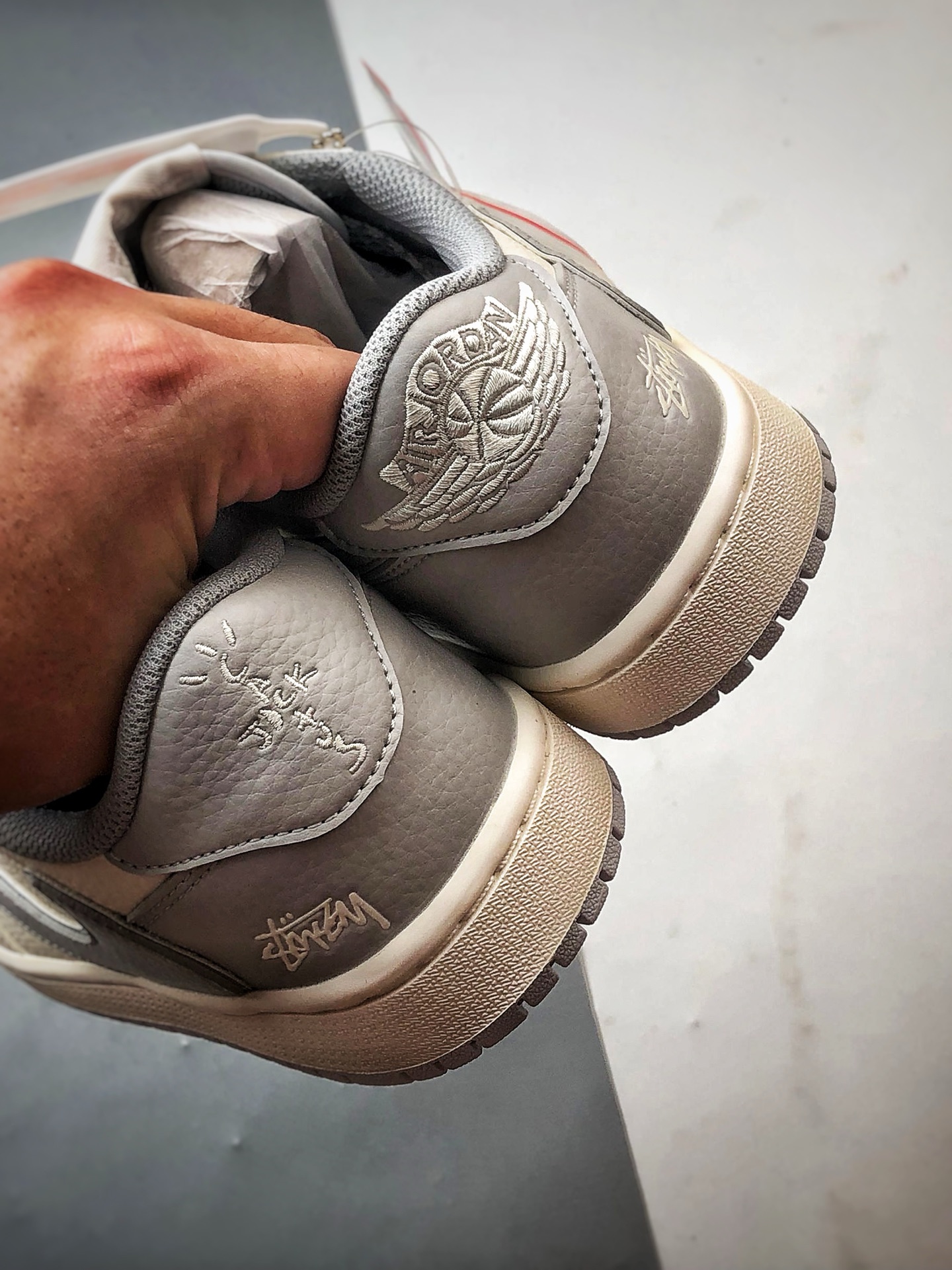 Air Jordan 1 Low ”高端定制” 斯图西米白灰倒钩 ST5696-262-莆田鞋,莆田鞋货源,高仿鞋,高仿鞋货源,安福档口,莆田高仿鞋,莆田鞋批发,高仿鞋批发,莆田高仿运动鞋,高仿运动鞋,莆田运动鞋 Air Jordan 1 Low ”高端定制” 斯图西米白灰倒钩 ST5696-262