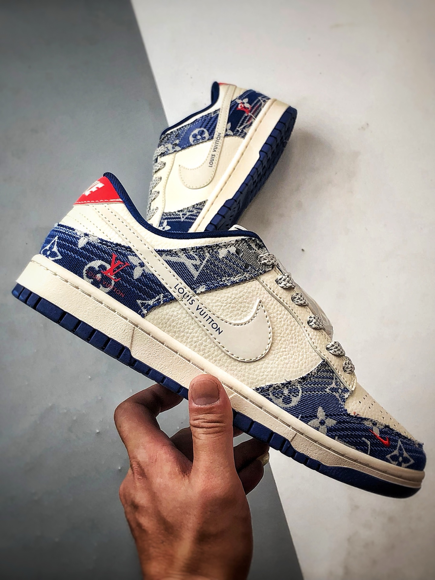 NK Dunk Low Retro ”DIY高端定制” LV牛仔布米白蓝 低帮休闲运动板鞋 FC1688-234-莆田鞋,莆田鞋货源,高仿鞋,高仿鞋货源,安福档口,莆田高仿鞋,莆田鞋批发,高仿鞋批发,莆田高仿运动鞋,高仿运动鞋,莆田运动鞋 NK Dunk Low Retro ”DIY高端定制” LV牛仔布米白蓝 低帮休闲运动板鞋 FC1688-234