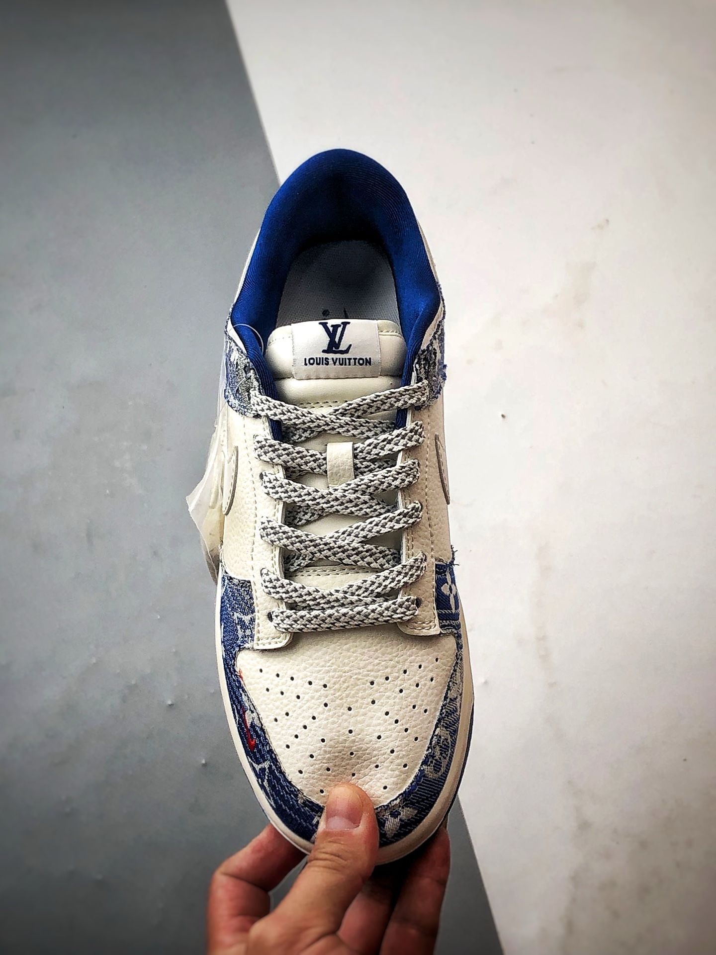 NK Dunk Low Retro ”DIY高端定制” LV牛仔布米白蓝 低帮休闲运动板鞋 FC1688-234-莆田鞋,莆田鞋货源,高仿鞋,高仿鞋货源,安福档口,莆田高仿鞋,莆田鞋批发,高仿鞋批发,莆田高仿运动鞋,高仿运动鞋,莆田运动鞋 NK Dunk Low Retro ”DIY高端定制” LV牛仔布米白蓝 低帮休闲运动板鞋 FC1688-234