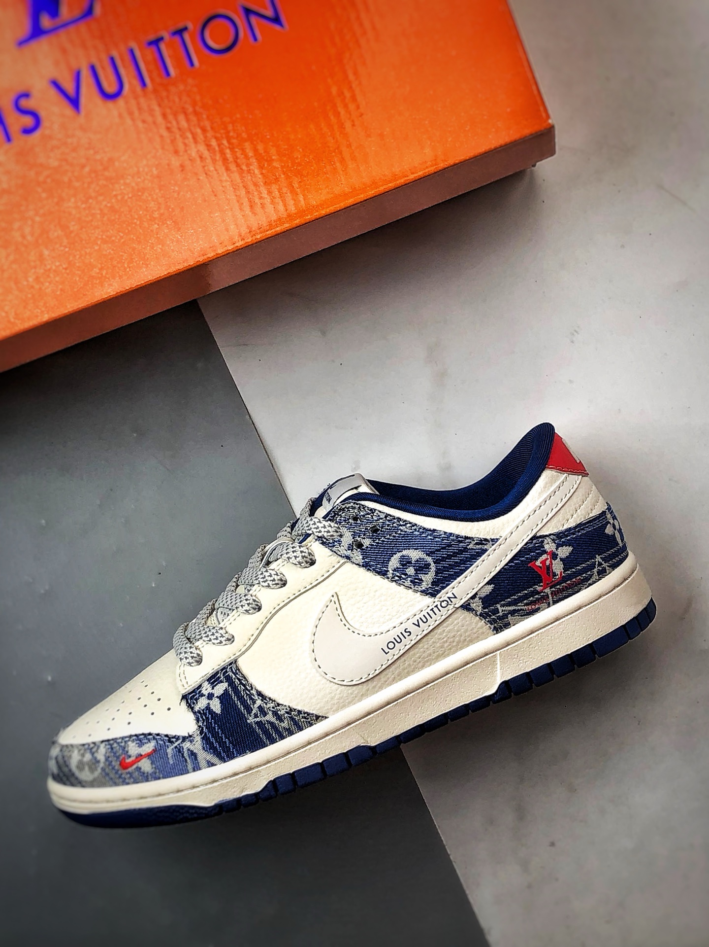 NK Dunk Low Retro ”DIY高端定制” LV牛仔布米白蓝 低帮休闲运动板鞋 FC1688-234-莆田鞋,莆田鞋货源,高仿鞋,高仿鞋货源,安福档口,莆田高仿鞋,莆田鞋批发,高仿鞋批发,莆田高仿运动鞋,高仿运动鞋,莆田运动鞋 NK Dunk Low Retro ”DIY高端定制” LV牛仔布米白蓝 低帮休闲运动板鞋 FC1688-234
