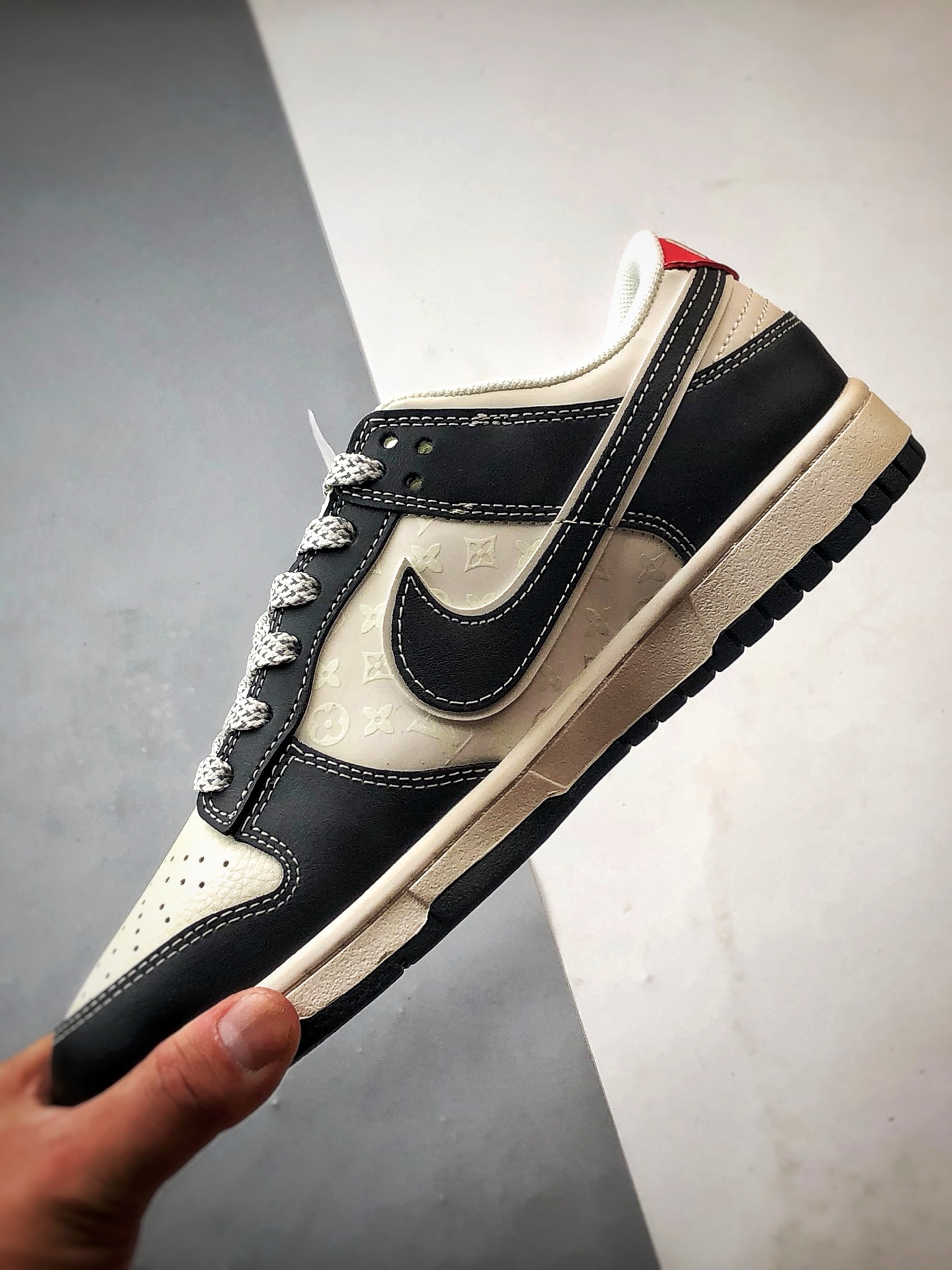 NK Dunk Low Retro ”DIY高端定制” LV印花米白黑反光 低帮休闲运动板鞋 YX5066-358-莆田鞋,莆田鞋货源,高仿鞋,高仿鞋货源,安福档口,莆田高仿鞋,莆田鞋批发,高仿鞋批发,莆田高仿运动鞋,高仿运动鞋,莆田运动鞋 NK Dunk Low Retro ”DIY高端定制” LV印花米白黑反光 低帮休闲运动板鞋 YX5066-358