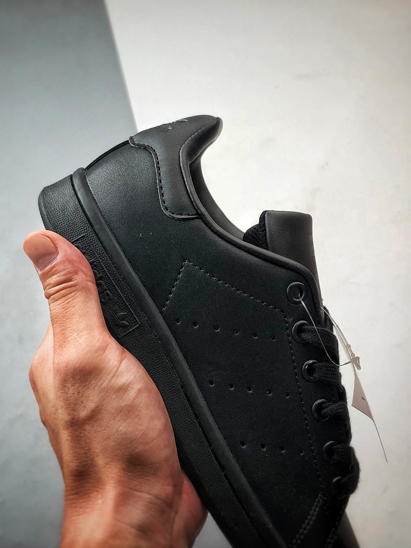 AD Originals Stan Smith 黑色 复古时尚舒适运动休闲板鞋 M20327-莆田鞋,莆田鞋货源,高仿鞋,高仿鞋货源,安福档口,莆田高仿鞋,莆田鞋批发,高仿鞋批发,莆田高仿运动鞋,高仿运动鞋,莆田运动鞋 AD Originals Stan Smith 黑色 复古时尚舒适运动休闲板鞋 M20327