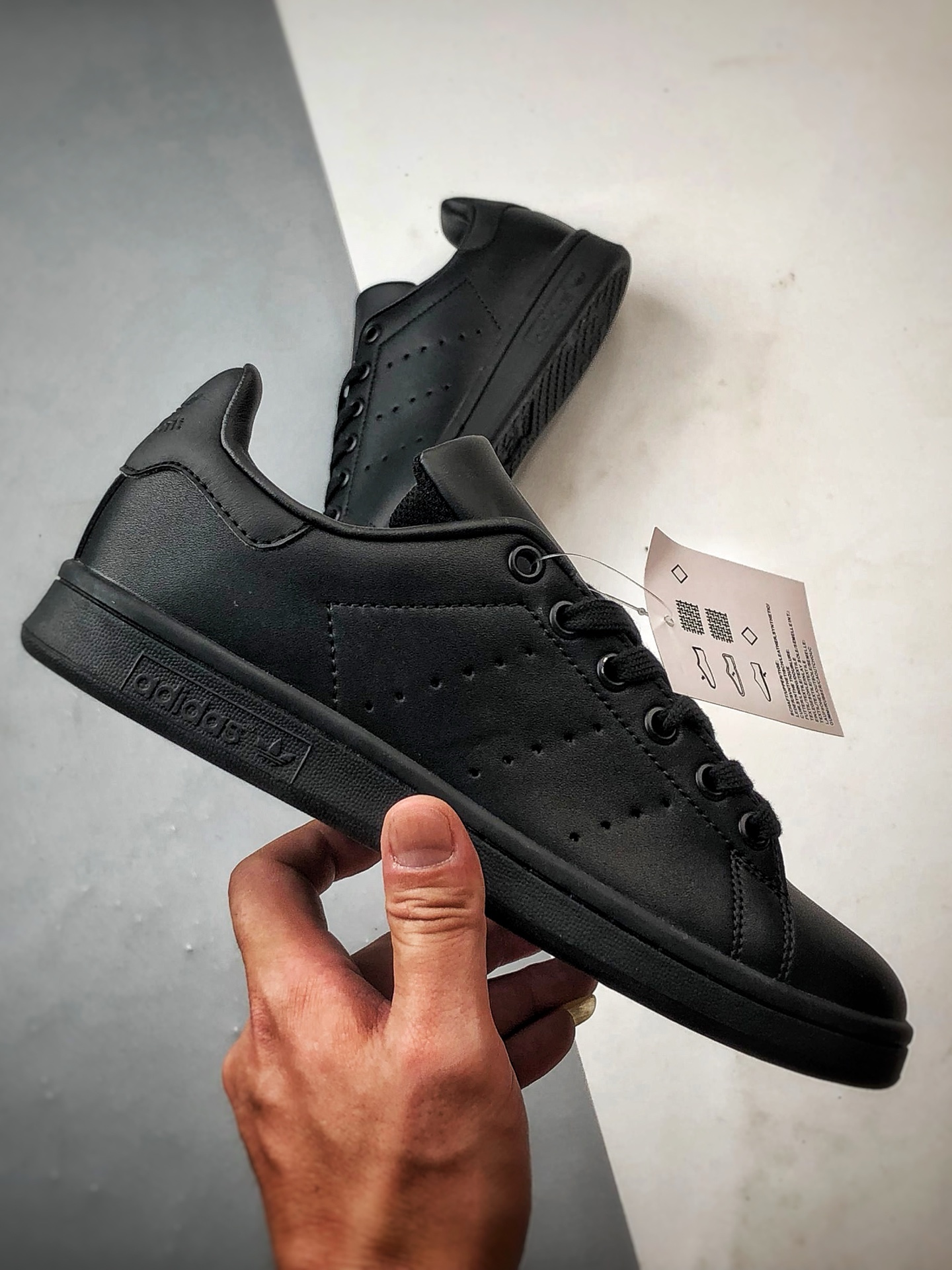 AD Originals Stan Smith 黑色 复古时尚舒适运动休闲板鞋 M20327-莆田鞋,莆田鞋货源,高仿鞋,高仿鞋货源,安福档口,莆田高仿鞋,莆田鞋批发,高仿鞋批发,莆田高仿运动鞋,高仿运动鞋,莆田运动鞋 AD Originals Stan Smith 黑色 复古时尚舒适运动休闲板鞋 M20327