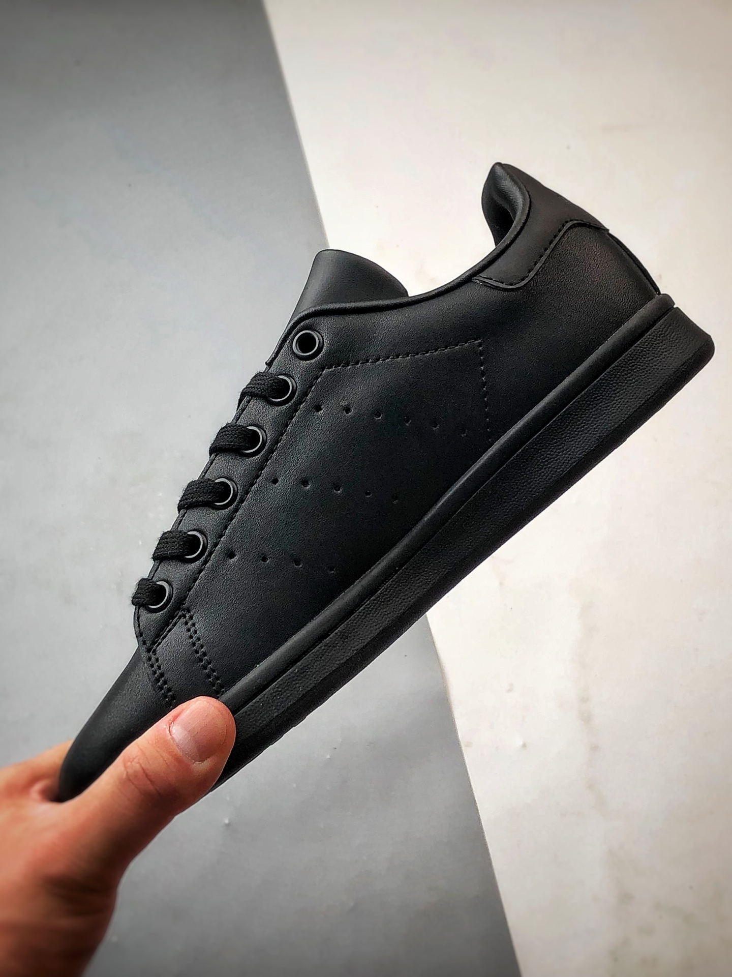 AD Originals Stan Smith 黑色 复古时尚舒适运动休闲板鞋 M20327-莆田鞋,莆田鞋货源,高仿鞋,高仿鞋货源,安福档口,莆田高仿鞋,莆田鞋批发,高仿鞋批发,莆田高仿运动鞋,高仿运动鞋,莆田运动鞋 AD Originals Stan Smith 黑色 复古时尚舒适运动休闲板鞋 M20327