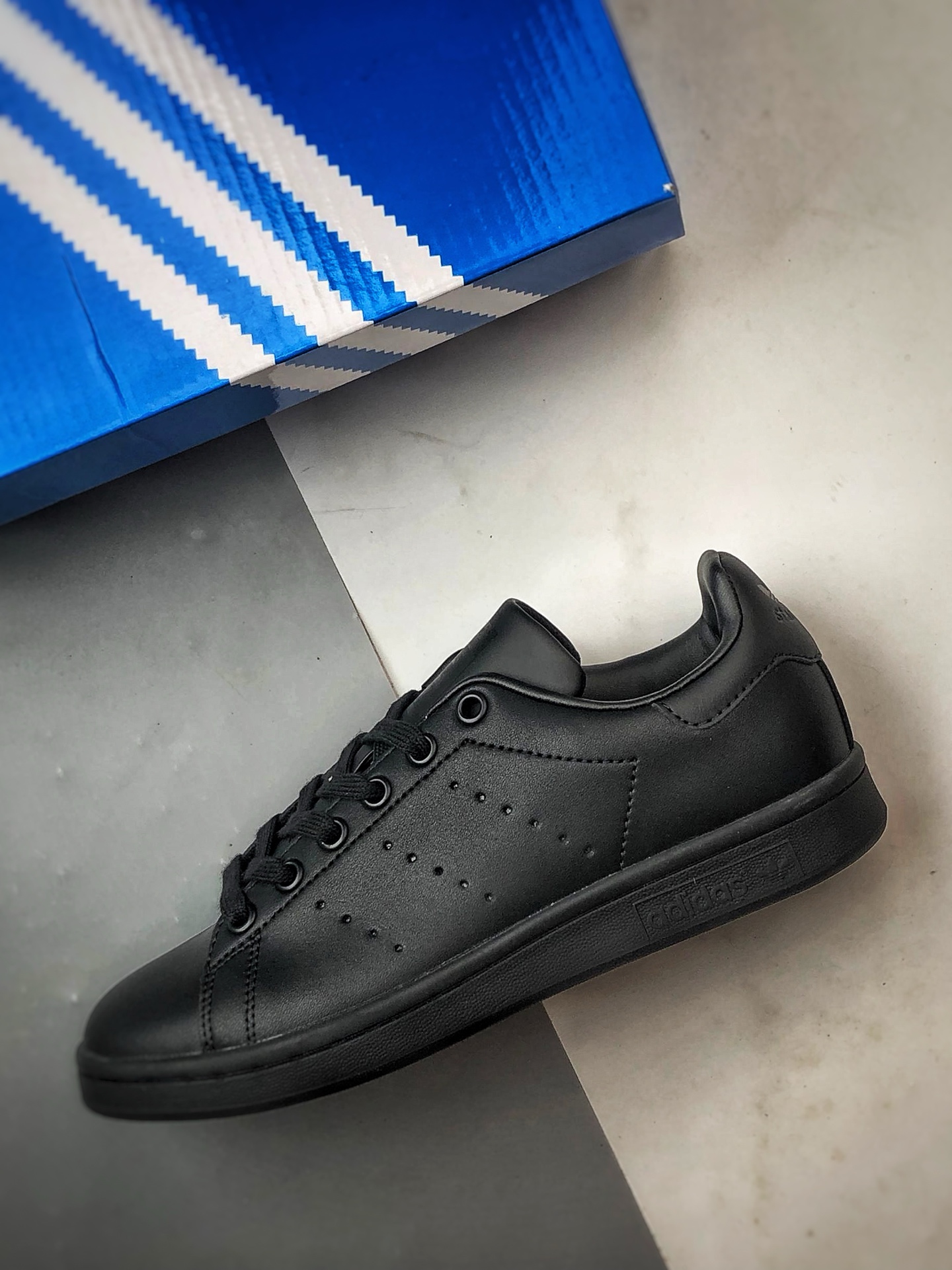 AD Originals Stan Smith 黑色 复古时尚舒适运动休闲板鞋 M20327-莆田鞋,莆田鞋货源,高仿鞋,高仿鞋货源,安福档口,莆田高仿鞋,莆田鞋批发,高仿鞋批发,莆田高仿运动鞋,高仿运动鞋,莆田运动鞋 AD Originals Stan Smith 黑色 复古时尚舒适运动休闲板鞋 M20327