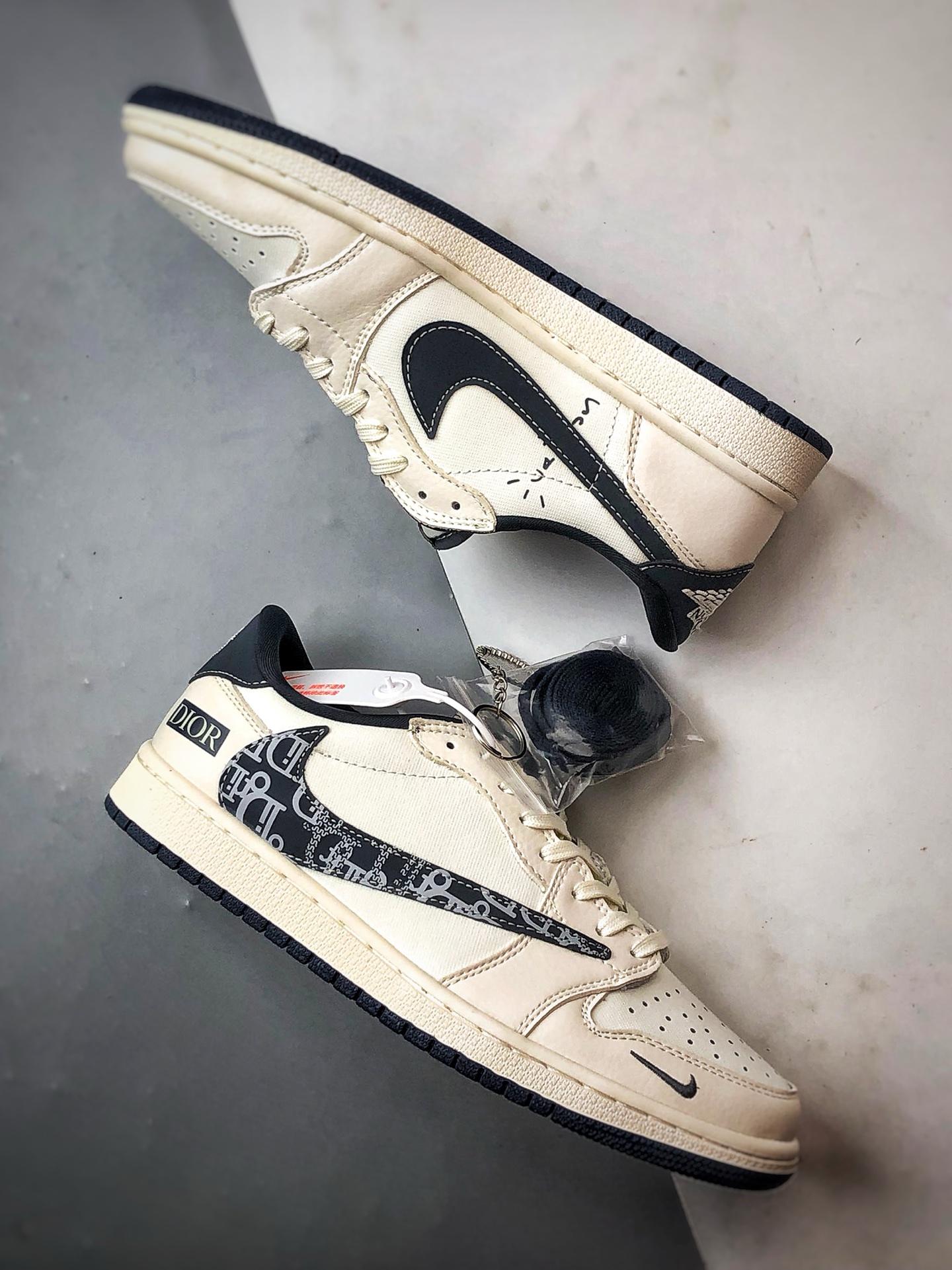 Air Jordan 1 Low ”高端定制” 迪奥白藏蓝印字倒钩 LD2025-024-莆田鞋,莆田鞋货源,高仿鞋,高仿鞋货源,安福档口,莆田高仿鞋,莆田鞋批发,高仿鞋批发,莆田高仿运动鞋,高仿运动鞋,莆田运动鞋 Air Jordan 1 Low ”高端定制” 迪奥白藏蓝印字倒钩 LD2025-024
