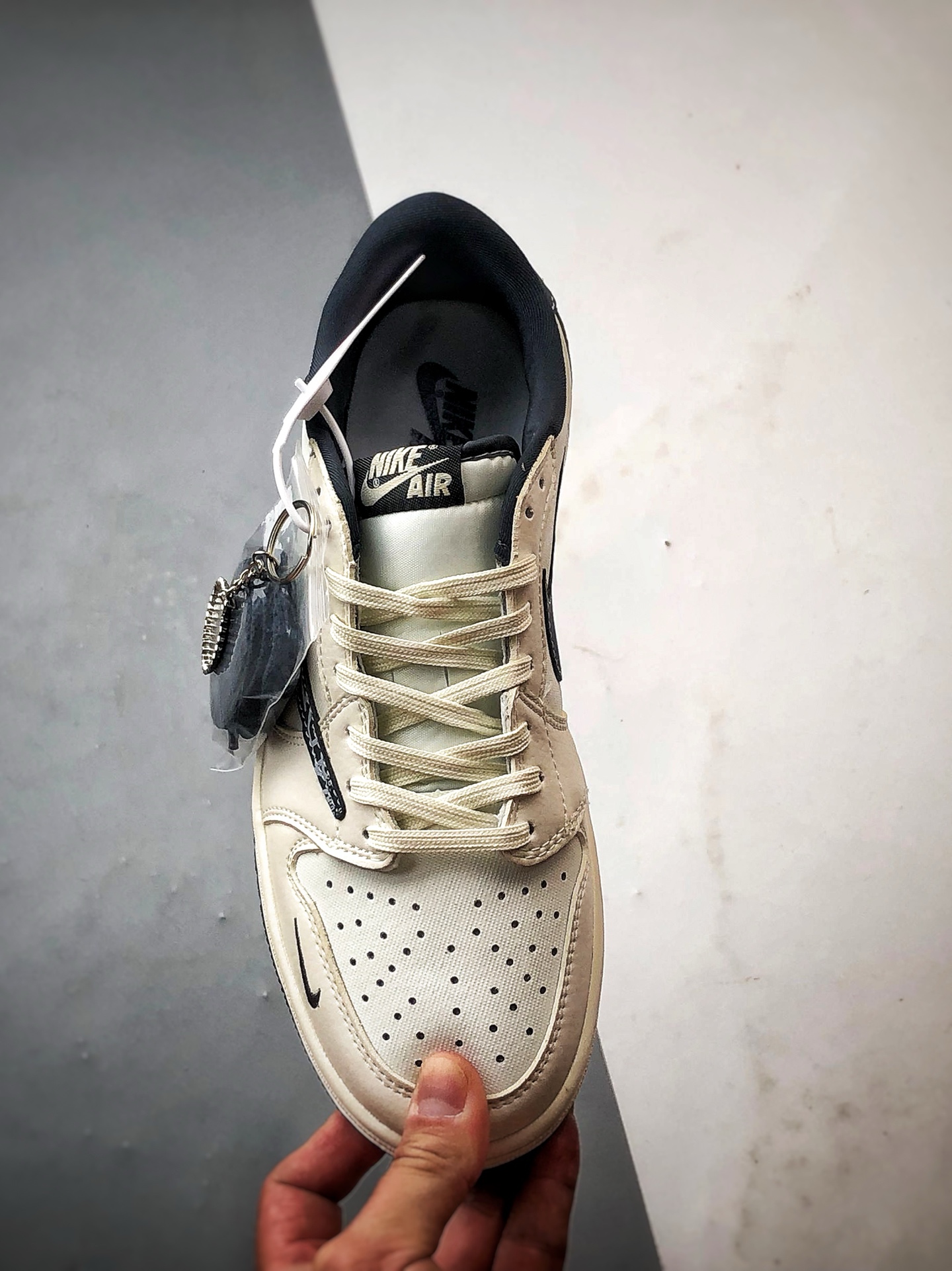 Air Jordan 1 Low ”高端定制” 迪奥白藏蓝印字倒钩 LD2025-024-莆田鞋,莆田鞋货源,高仿鞋,高仿鞋货源,安福档口,莆田高仿鞋,莆田鞋批发,高仿鞋批发,莆田高仿运动鞋,高仿运动鞋,莆田运动鞋 Air Jordan 1 Low ”高端定制” 迪奥白藏蓝印字倒钩 LD2025-024