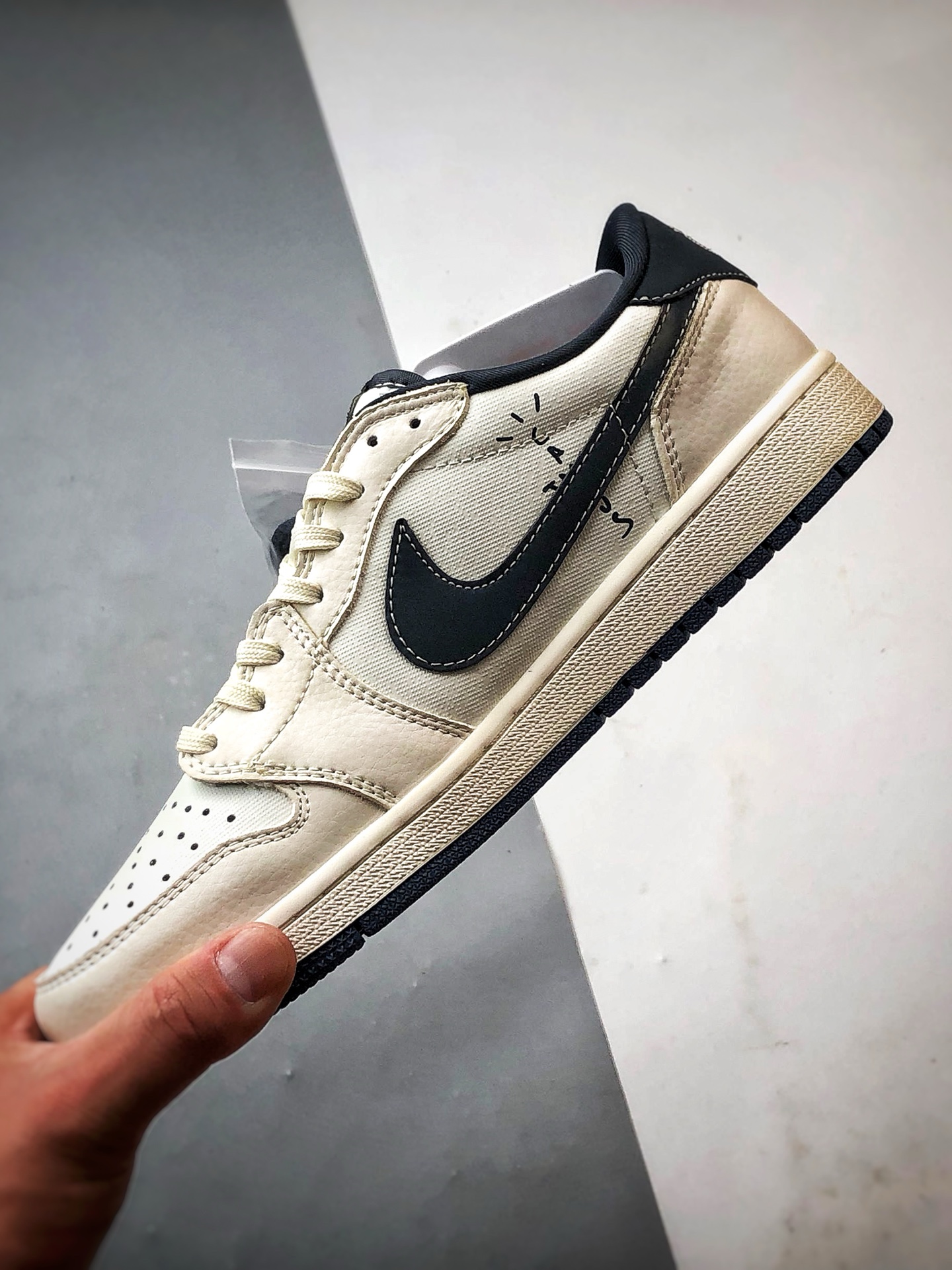 Air Jordan 1 Low ”高端定制” 迪奥白藏蓝印字倒钩 LD2025-024-莆田鞋,莆田鞋货源,高仿鞋,高仿鞋货源,安福档口,莆田高仿鞋,莆田鞋批发,高仿鞋批发,莆田高仿运动鞋,高仿运动鞋,莆田运动鞋 Air Jordan 1 Low ”高端定制” 迪奥白藏蓝印字倒钩 LD2025-024
