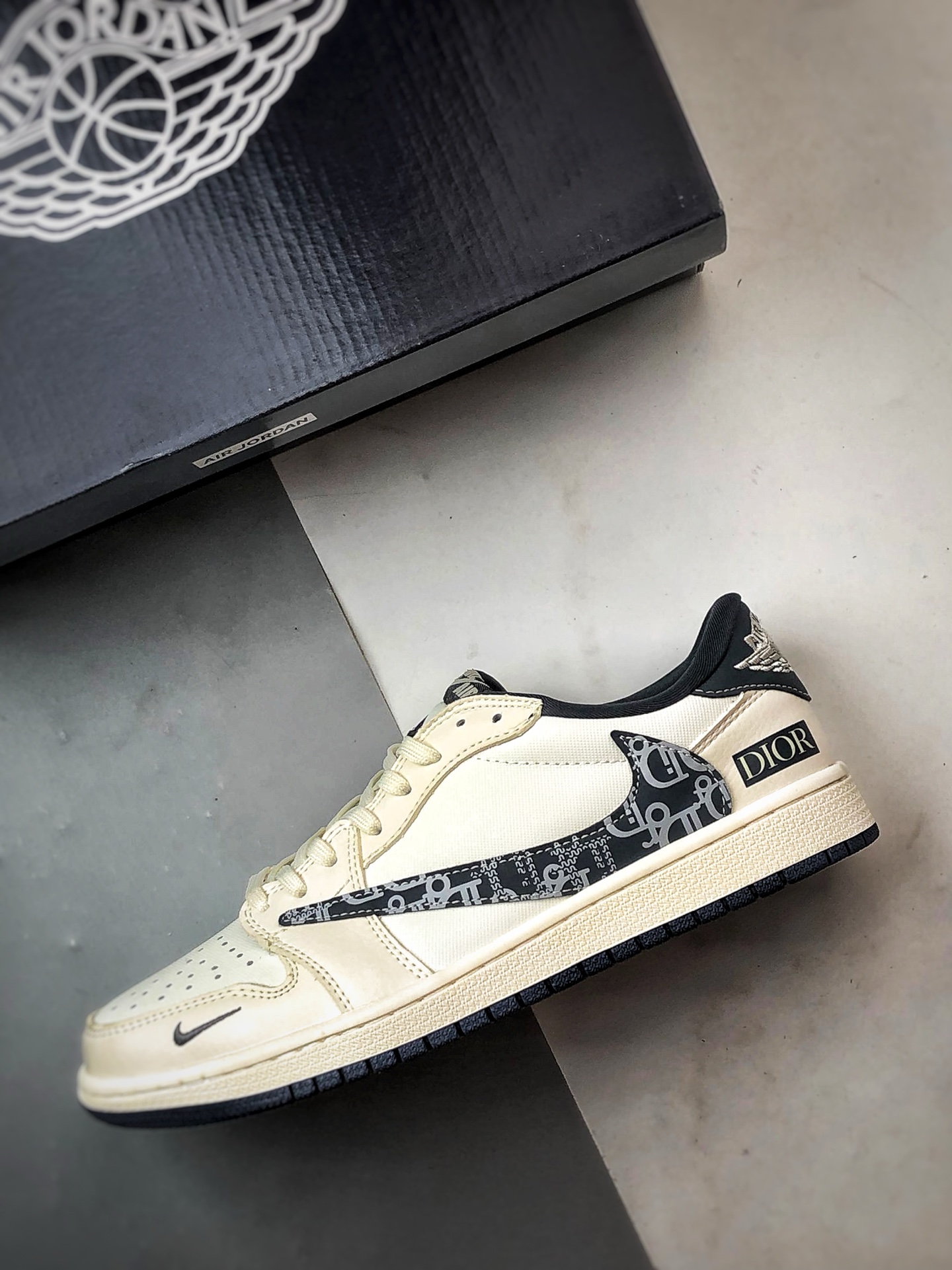 Air Jordan 1 Low ”高端定制” 迪奥白藏蓝印字倒钩 LD2025-024-莆田鞋,莆田鞋货源,高仿鞋,高仿鞋货源,安福档口,莆田高仿鞋,莆田鞋批发,高仿鞋批发,莆田高仿运动鞋,高仿运动鞋,莆田运动鞋 Air Jordan 1 Low ”高端定制” 迪奥白藏蓝印字倒钩 LD2025-024