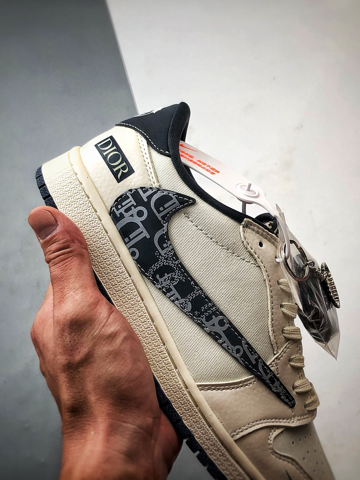 Air Jordan 1 Low ”高端定制” 迪奥白藏蓝印字倒钩 LD2025-024-莆田鞋,莆田鞋货源,高仿鞋,高仿鞋货源,安福档口,莆田高仿鞋,莆田鞋批发,高仿鞋批发,莆田高仿运动鞋,高仿运动鞋,莆田运动鞋 Air Jordan 1 Low ”高端定制” 迪奥白藏蓝印字倒钩 LD2025-024