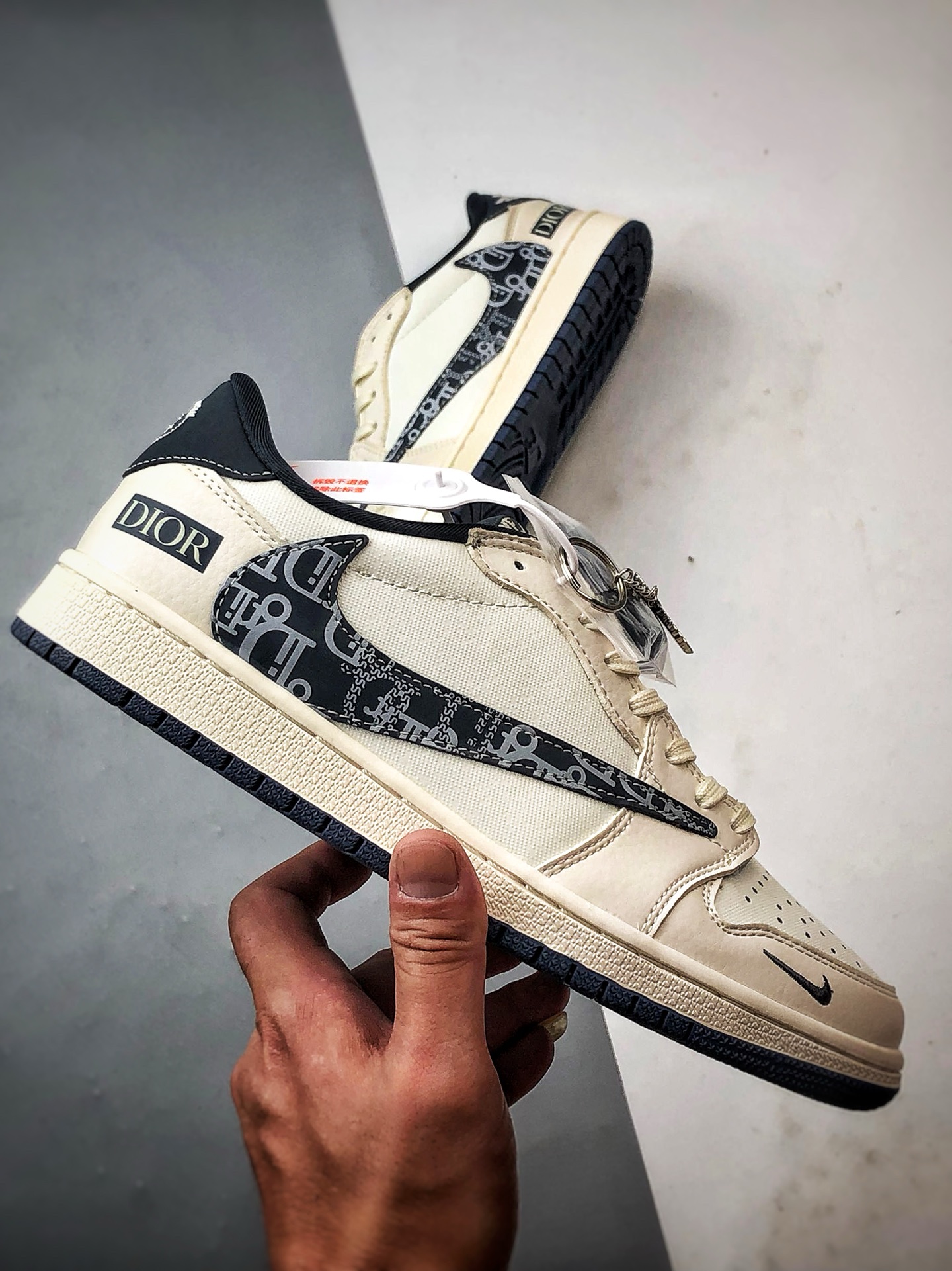 Air Jordan 1 Low ”高端定制” 迪奥白藏蓝印字倒钩 LD2025-024-莆田鞋,莆田鞋货源,高仿鞋,高仿鞋货源,安福档口,莆田高仿鞋,莆田鞋批发,高仿鞋批发,莆田高仿运动鞋,高仿运动鞋,莆田运动鞋 Air Jordan 1 Low ”高端定制” 迪奥白藏蓝印字倒钩 LD2025-024