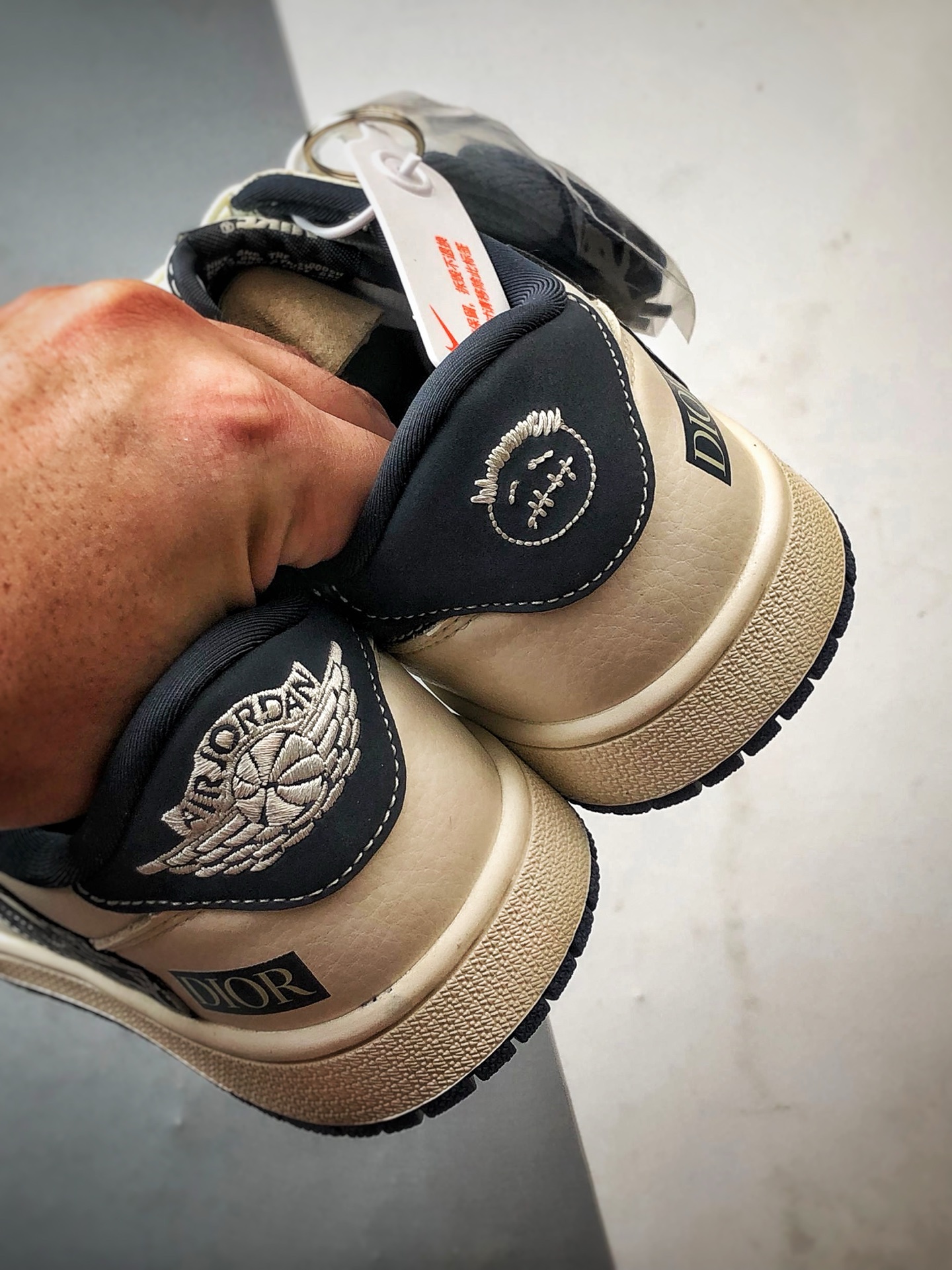 Air Jordan 1 Low ”高端定制” 迪奥白藏蓝印字倒钩 LD2025-024-莆田鞋,莆田鞋货源,高仿鞋,高仿鞋货源,安福档口,莆田高仿鞋,莆田鞋批发,高仿鞋批发,莆田高仿运动鞋,高仿运动鞋,莆田运动鞋 Air Jordan 1 Low ”高端定制” 迪奥白藏蓝印字倒钩 LD2025-024