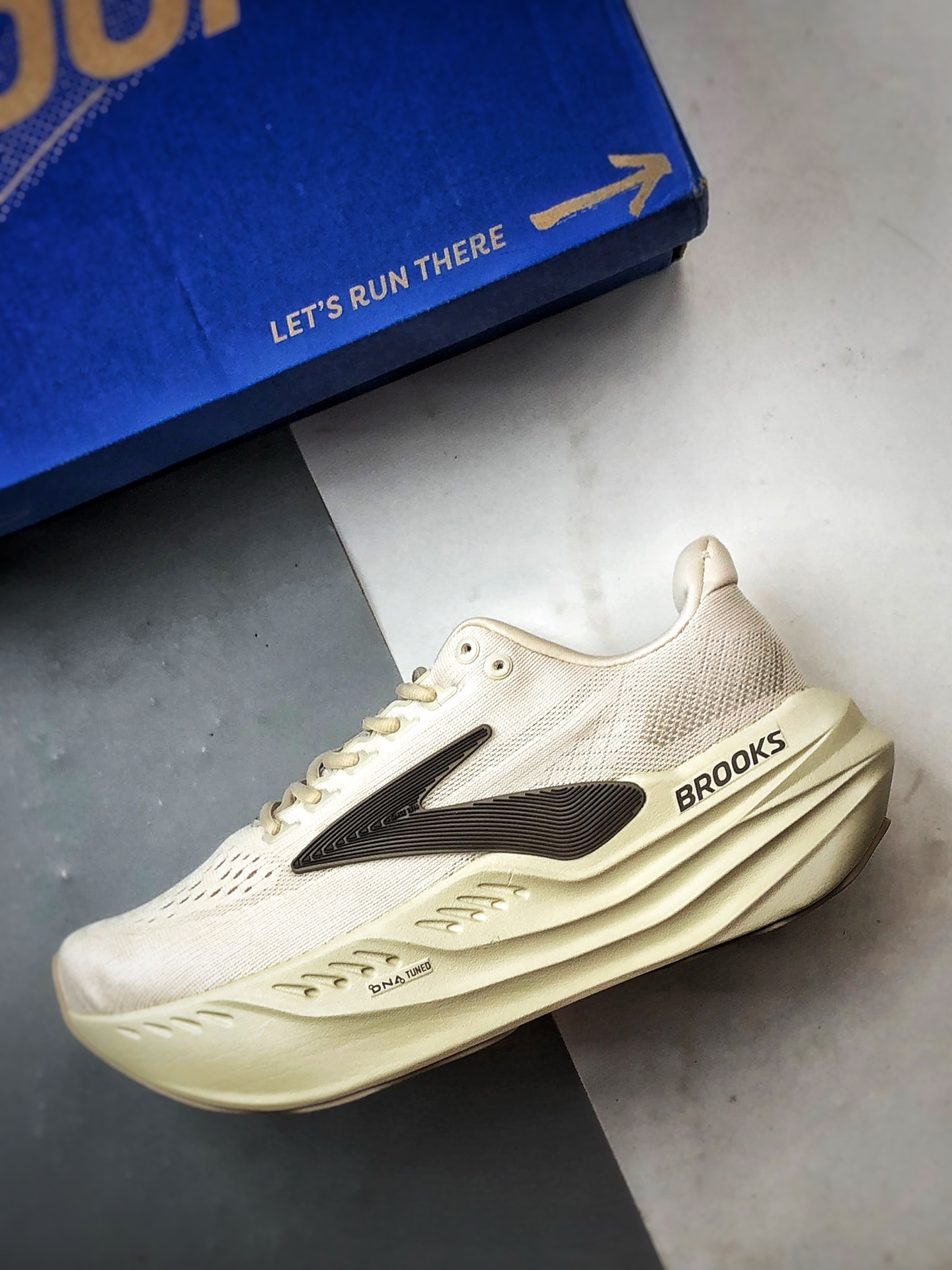 Brooks布鲁克斯 Glycerin max 米白 舒适简约防滑耐磨低帮跑步鞋