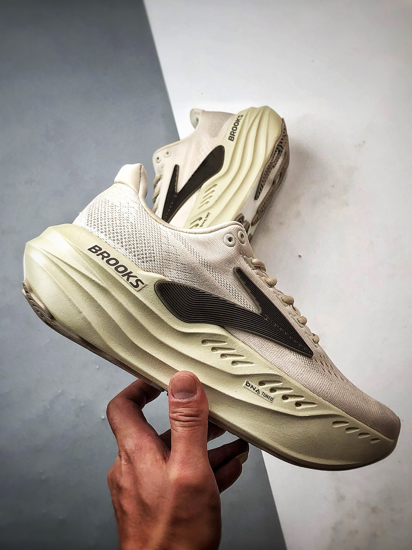 Brooks布鲁克斯 Glycerin max 米白 舒适简约防滑耐磨低帮跑步鞋