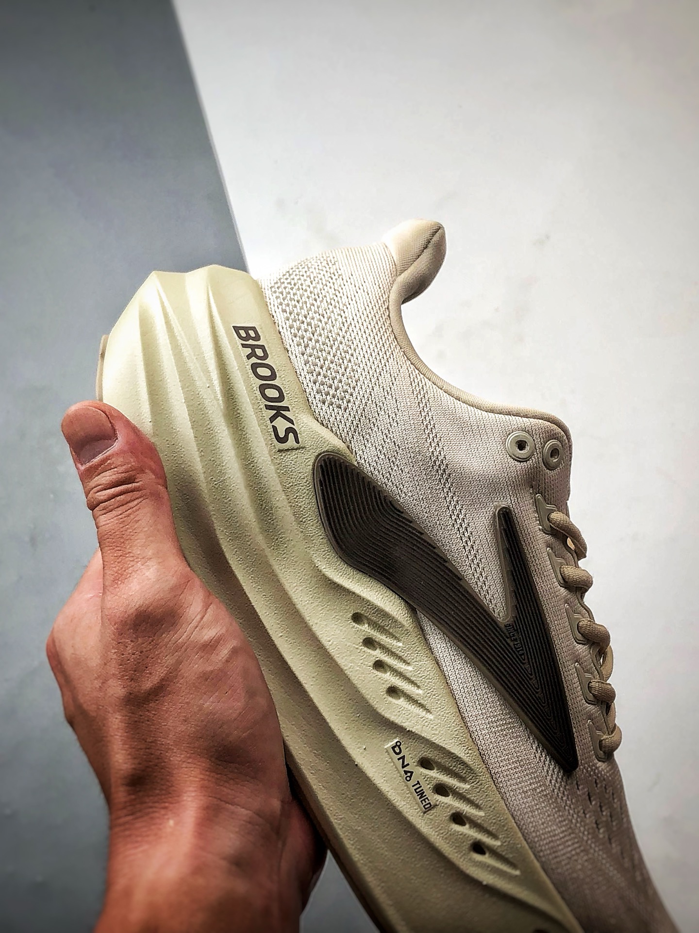 Brooks布鲁克斯 Glycerin max 米白 舒适简约防滑耐磨低帮跑步鞋