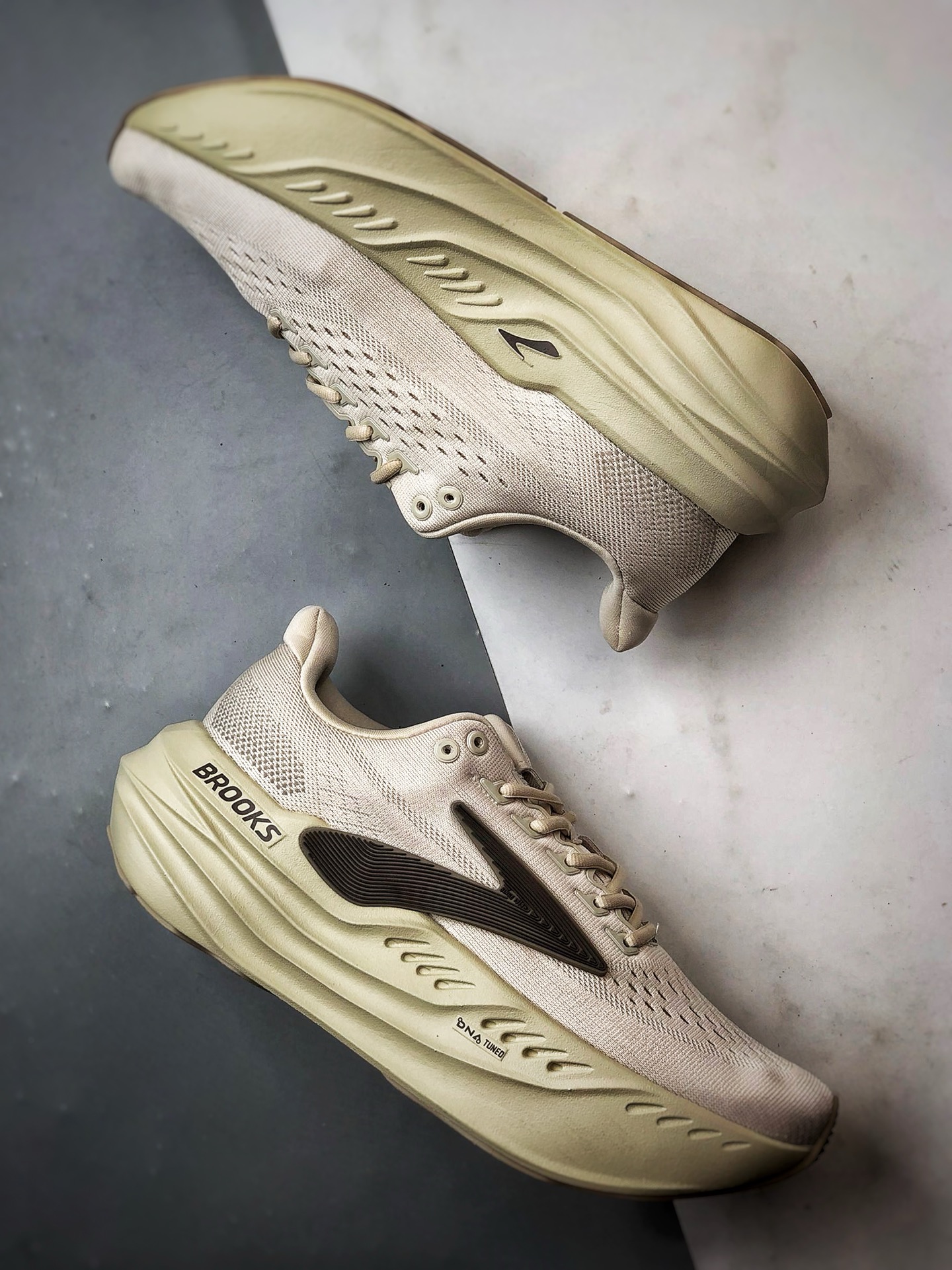 Brooks布鲁克斯 Glycerin max 米白 舒适简约防滑耐磨低帮跑步鞋