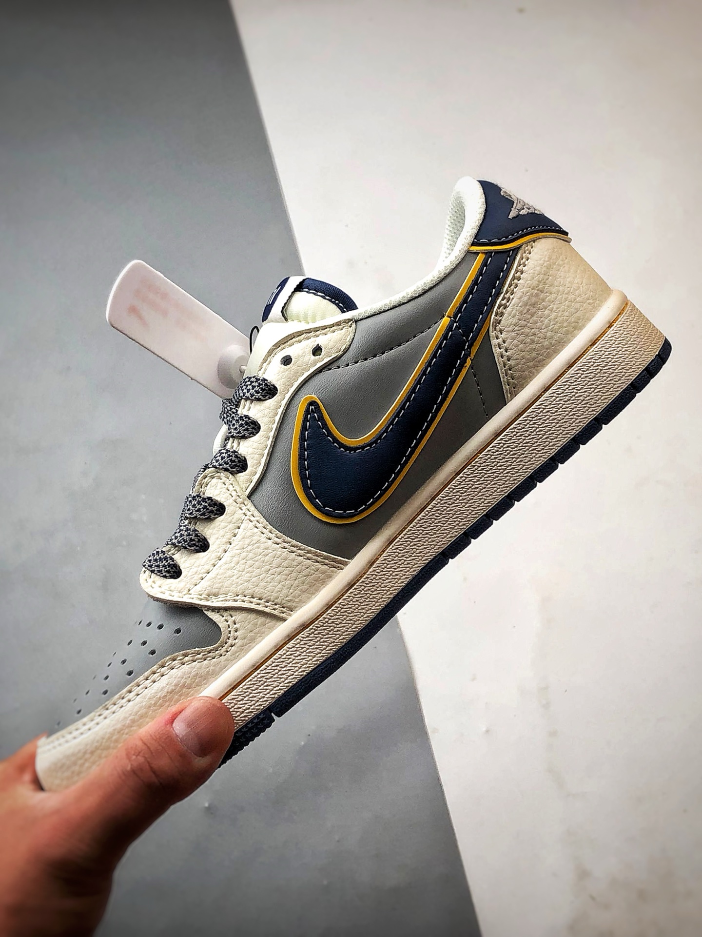 Air Jordan 1 Low ”高端定制” 小米su7米灰蓝黄倒钩 XX3168-212-莆田鞋,莆田鞋货源,高仿鞋,高仿鞋货源,安福档口,莆田高仿鞋,莆田鞋批发,高仿鞋批发,莆田高仿运动鞋,高仿运动鞋,莆田运动鞋 Air Jordan 1 Low ”高端定制” 小米su7米灰蓝黄倒钩 XX3168-212