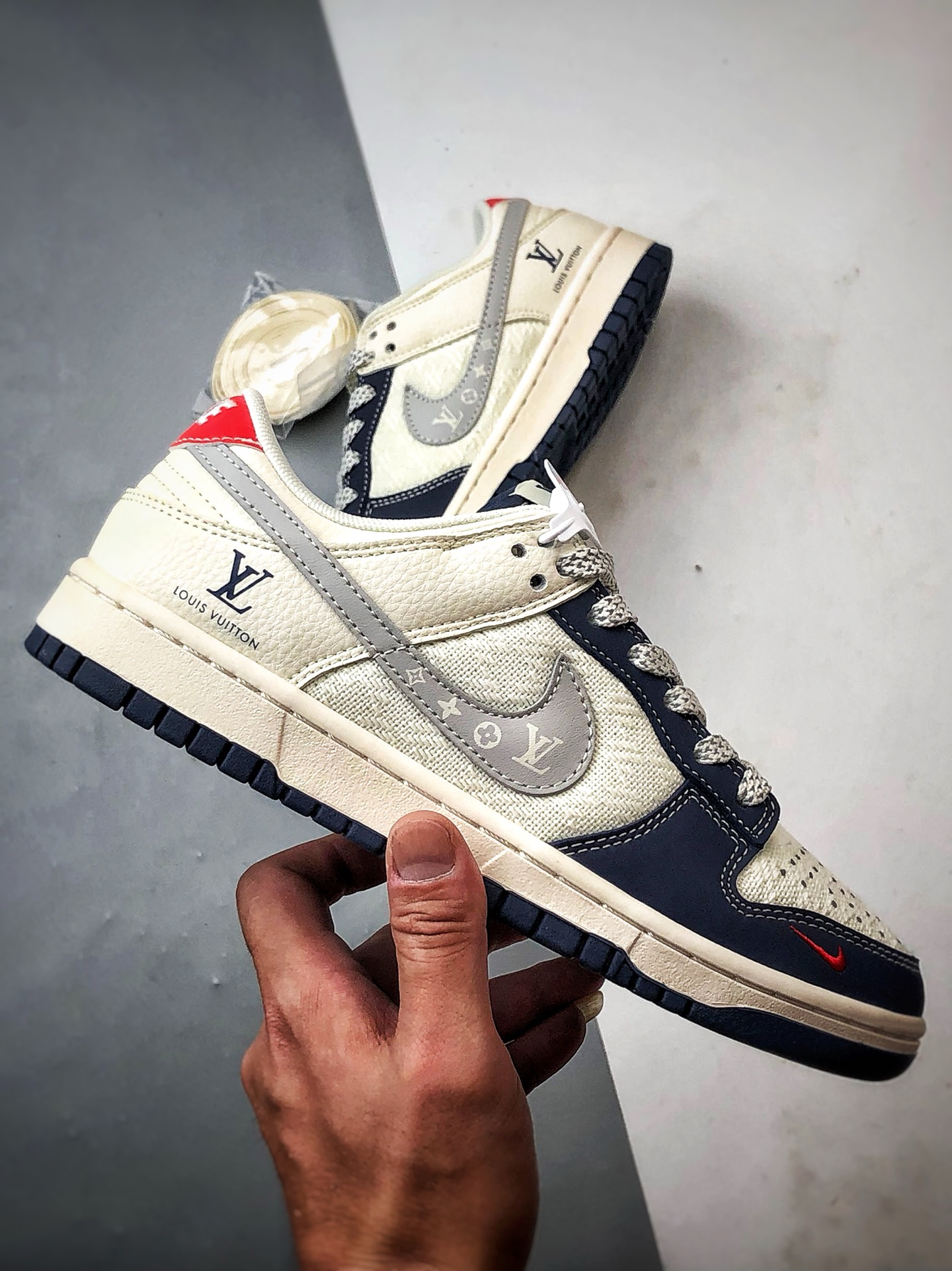 NK Dunk Low Retro ”DIY高端定制” LV麻布拼接米白蓝 低帮休闲运动板鞋 JP1648-004-莆田鞋,莆田鞋货源,高仿鞋,高仿鞋货源,安福档口,莆田高仿鞋,莆田鞋批发,高仿鞋批发,莆田高仿运动鞋,高仿运动鞋,莆田运动鞋 NK Dunk Low Retro ”DIY高端定制” LV麻布拼接米白蓝 低帮休闲运动板鞋 JP1648-004