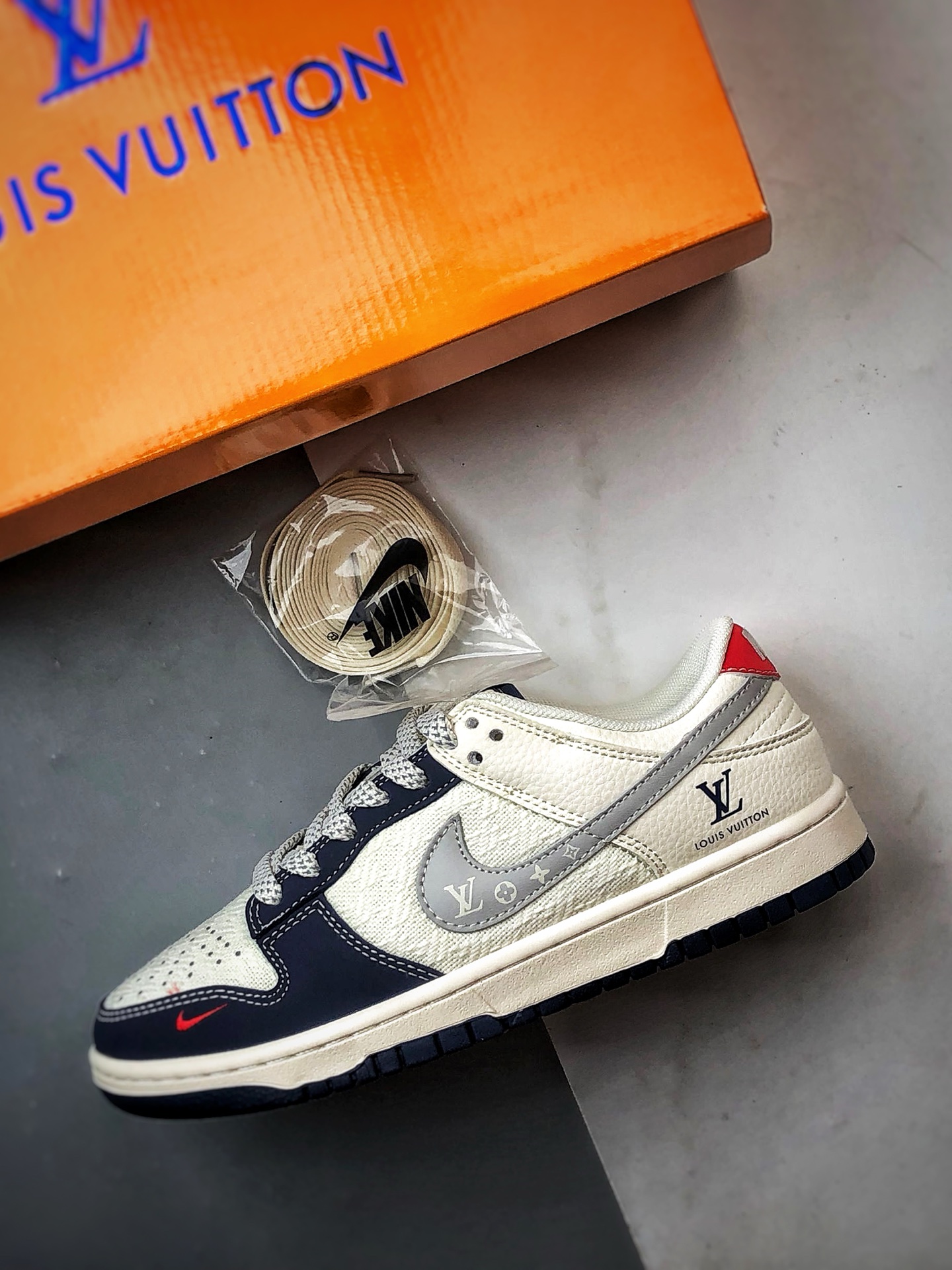 NK Dunk Low Retro ”DIY高端定制” LV麻布拼接米白蓝 低帮休闲运动板鞋 JP1648-004-莆田鞋,莆田鞋货源,高仿鞋,高仿鞋货源,安福档口,莆田高仿鞋,莆田鞋批发,高仿鞋批发,莆田高仿运动鞋,高仿运动鞋,莆田运动鞋 NK Dunk Low Retro ”DIY高端定制” LV麻布拼接米白蓝 低帮休闲运动板鞋 JP1648-004