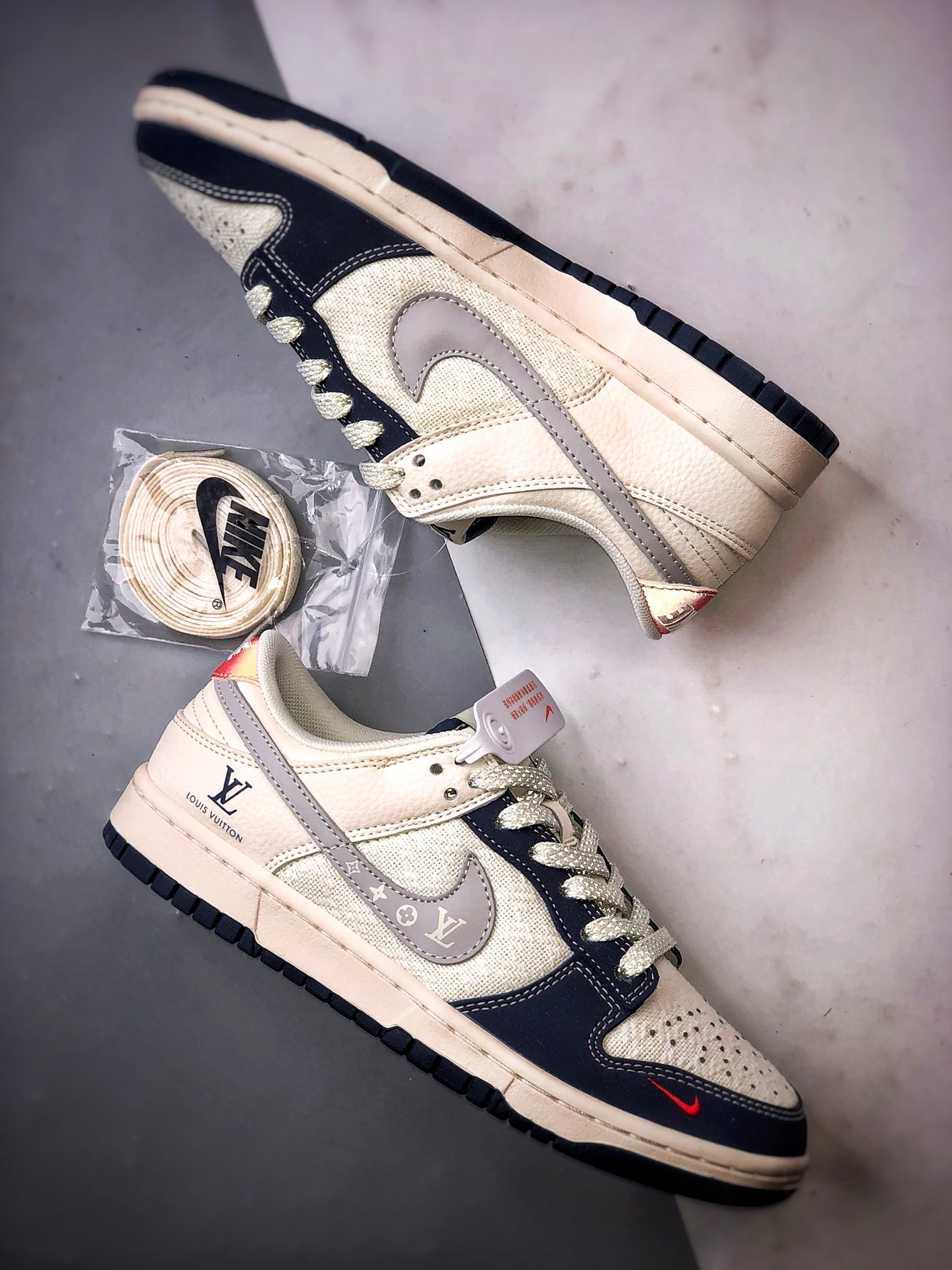 NK Dunk Low Retro ”DIY高端定制” LV麻布拼接米白蓝 低帮休闲运动板鞋 JP1648-004-莆田鞋,莆田鞋货源,高仿鞋,高仿鞋货源,安福档口,莆田高仿鞋,莆田鞋批发,高仿鞋批发,莆田高仿运动鞋,高仿运动鞋,莆田运动鞋 NK Dunk Low Retro ”DIY高端定制” LV麻布拼接米白蓝 低帮休闲运动板鞋 JP1648-004